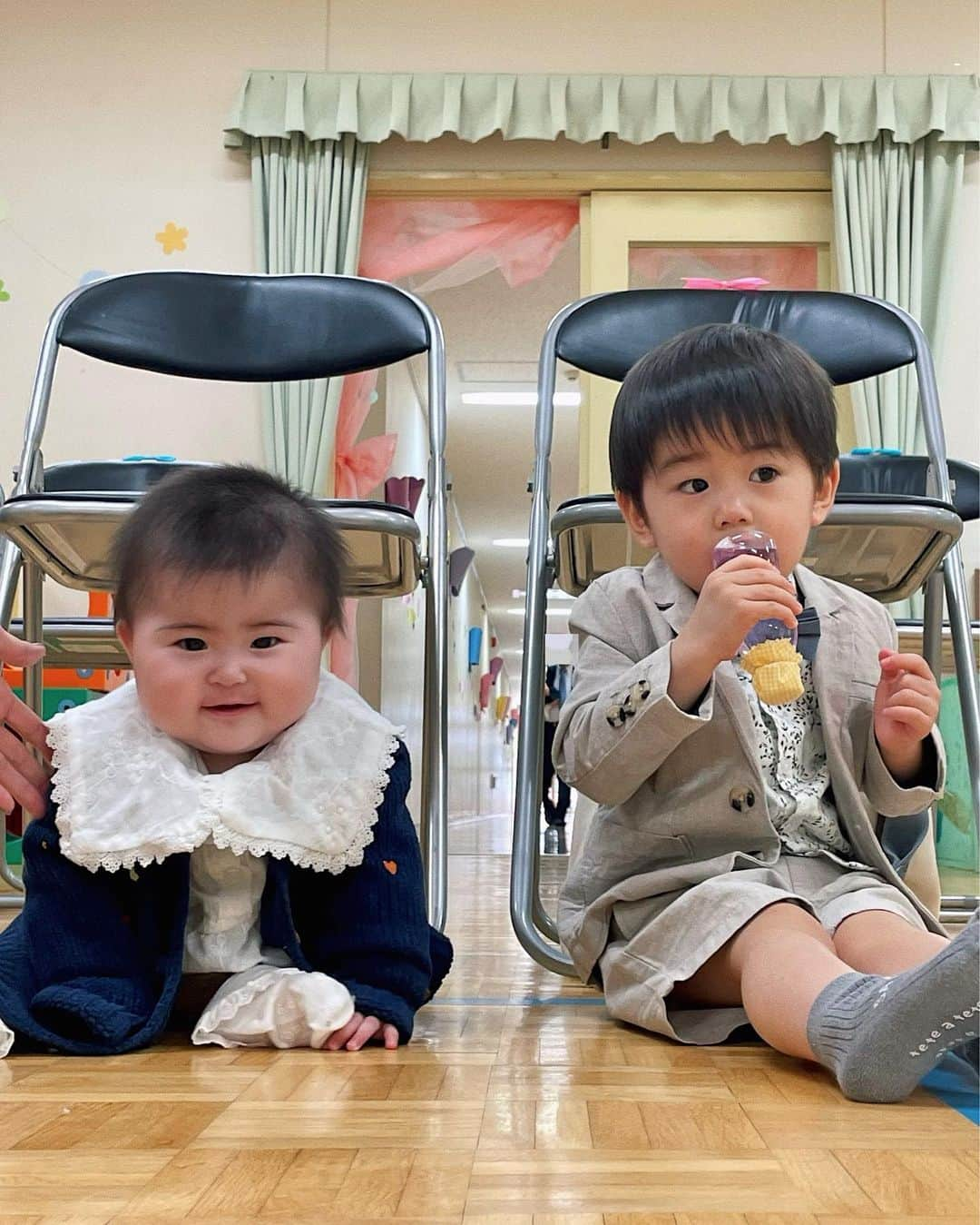 松尾 瞳さんのインスタグラム写真 - (松尾 瞳Instagram)「入園式の日🌸  この次の日からの慣らし保育、 ポンちゃんは毎日楽しそうに通っております🌸 初日から、帰りたくないとケラッケラ笑いながら 保育園の端から端まで猛ダッシュ逃亡され先生と共に 走って追いかけさせられた始末でございます。  チビミは多分まだ何もわかっておりません🌸 とりあえずご機嫌ではある様子🌸  そして現在、保育園入園までぐうたら生活だったのに急に 朝7時に起きて規則正しい生活が続いてるもんだからそれによって体調を崩し絶賛風邪ひき中の母が私です👩🏻🍃←  39℃も出たんだけど。。 (今はもうそこまでない) しかも全然治らないんだけど。。 (熱は微熱まで下がったけど声失ってる) アラサーの免疫が弱すぎてつらいです😮‍💨  #保育園 #入園式 #入園式コーデ  #2児ママ #家族 #令和4年ベビー #男の子ママ #女の子ママ」4月16日 21時16分 - hitomimatsuo.09