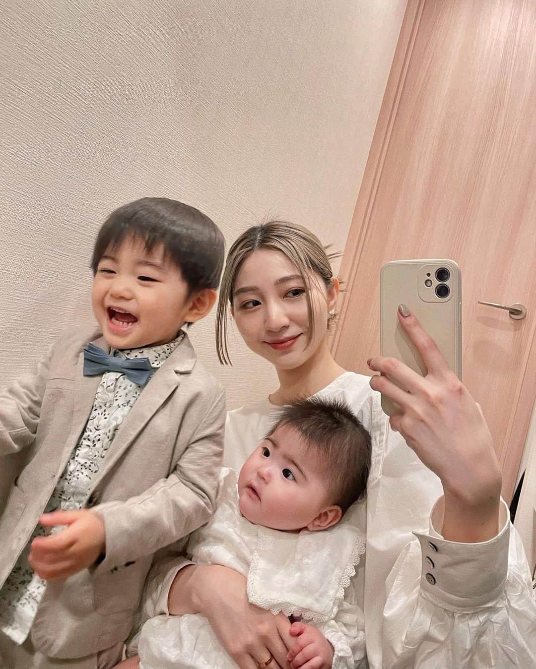 松尾 瞳のインスタグラム：「入園式の日🌸  この次の日からの慣らし保育、 ポンちゃんは毎日楽しそうに通っております🌸 初日から、帰りたくないとケラッケラ笑いながら 保育園の端から端まで猛ダッシュ逃亡され先生と共に 走って追いかけさせられた始末でございます。  チビミは多分まだ何もわかっておりません🌸 とりあえずご機嫌ではある様子🌸  そして現在、保育園入園までぐうたら生活だったのに急に 朝7時に起きて規則正しい生活が続いてるもんだからそれによって体調を崩し絶賛風邪ひき中の母が私です👩🏻🍃←  39℃も出たんだけど。。 (今はもうそこまでない) しかも全然治らないんだけど。。 (熱は微熱まで下がったけど声失ってる) アラサーの免疫が弱すぎてつらいです😮‍💨  #保育園 #入園式 #入園式コーデ  #2児ママ #家族 #令和4年ベビー #男の子ママ #女の子ママ」