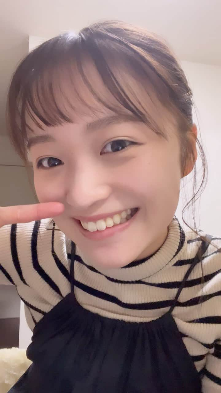 櫻愛里紗のインスタグラム：「ちょっと切りすぎたガタガタ前髪、 いつも通り巻いた結果！笑 ⁡ ⁡ もういいや！ってことでオン眉で出発ーーーー！！ たまにはいいでしょ！笑☺️ ⁡ ⁡ ⁡ ⁡ ♪ #三戸なつめ さん #前髪切りすぎた #櫻ありさ #櫻愛里紗 #スターダストプロモーション #スターダスト #ボブヘアー #ボブヘアーアレンジ #ボブヘアアレンジ #ポニテ #ポニーテール #ヘアセット動画 #オン眉 #おんまゆ #オン眉ボブ #前髪アレンジ動画 #オーバーオールコーデ #シーナリー」