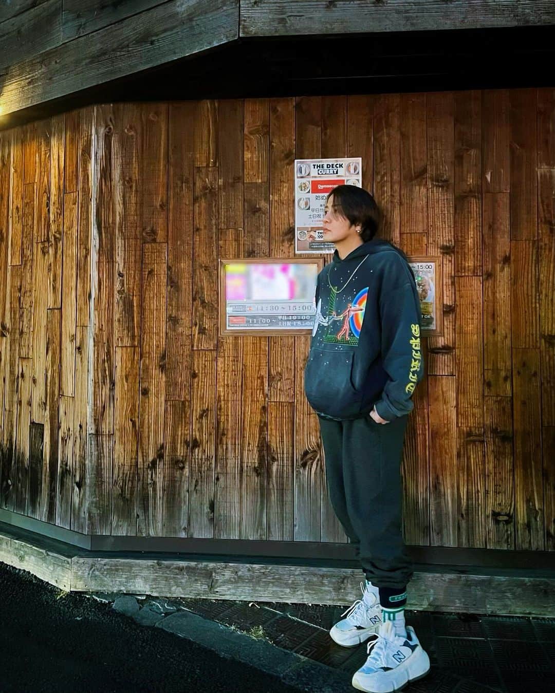 ミッチーのインスタグラム：「フーディー1枚で外に出られる季節になって、 ただ昼はちょっと暑くて夜はちょっと寒い、って結局もっと薄着にして、1枚冬ジャケ持ってた方が賢明ってことなんでしょうか😇  HOODIE @alchemist  PANTS @studior330  SOCKS @prada  SHOES @newbalance x @c.syresmith  NECKLESS @knowhowjewelry」
