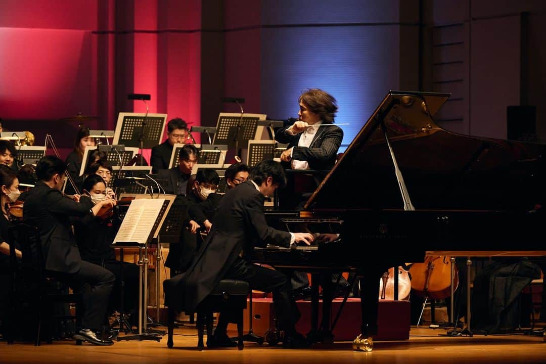 福間洸太朗さんのインスタグラム写真 - (福間洸太朗Instagram)「On February 12th, I played Tchaikovsky Piano Concerto No.1 with the Pacific Philharmonia Tokyo and Maestro Norichika Iimori in the gorgeous Orchard Hall, Tokyo. It was a concert for Children and their parents, and I was so happy to see many children in the audience! I selected Tchaivkosky to perform because that was the concerto I heard in my very first symphony concert when I was around 6 y.o. After the concert, my parents asked me how I liked it, and I answered "I wanna play there, too!" and pointed at the grand piano in the center of the stage and asked my parents to buy me the score...! So I got the dream of becoming a pianist (who plays with orchestra) with this concerto. I hope we could inspire some young audience through this concert.  2月12日は文化村オーチャードホールで、「子どもの感性を育てるクラシック名曲コンサート」に出演しました。チャイコフスキーのピアノ協奏曲第１番を自分でセレクトしたのですが、これは私が６歳の時、両親に連れられて初めて聴いたクラシックオーケストラのコンサートで聴き、「オーケストラと共演するピアニスト」に憧れと夢を抱いたものでした。ステージ中央に置かれたピアノを指さして「僕もあそこで弾きたい！」と両親に言って、後日スコアを買ってもらったのですが、最初の和音から手が届かず、七夕の短冊に「早くオクターヴが届きますように」と書いたのを覚えています(笑)。その頃のことも思い出しながら演奏しましたが、このコンサートでクラシック音楽が好きな子供が増えてくれたら嬉しいです。  共演者のPPTの皆様、飯森範親さん、素敵なMCの杏さん（指揮者体験コーナーでは神対応！）、興味深くて面白いお話を聞かせてくださった茂木健一郎さん、そしてこの演奏会の企画・構成を担当された新井鷗子さんはじめスタッフの皆様に感謝申し上げます。  #Concert #Tchaikovsky #PacificPhilharmoniaTokyo #NorichikaIimori #Anne #KenichiroMogi #OukoArai #チャイコフスキー #パシフィックフィルハーモニア東京 #飯森範親 #杏 #茂木健一郎 #新井鷗子」4月16日 21時18分 - kotarofsky