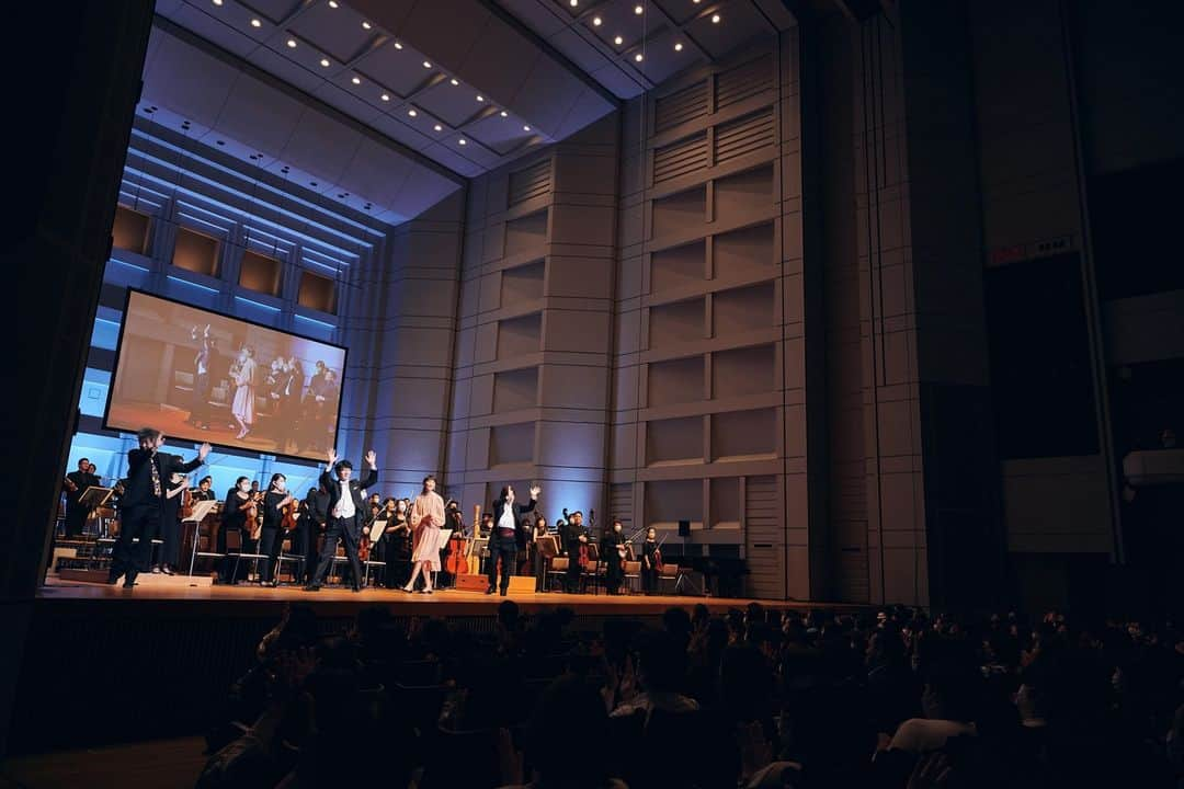 福間洸太朗さんのインスタグラム写真 - (福間洸太朗Instagram)「On February 12th, I played Tchaikovsky Piano Concerto No.1 with the Pacific Philharmonia Tokyo and Maestro Norichika Iimori in the gorgeous Orchard Hall, Tokyo. It was a concert for Children and their parents, and I was so happy to see many children in the audience! I selected Tchaivkosky to perform because that was the concerto I heard in my very first symphony concert when I was around 6 y.o. After the concert, my parents asked me how I liked it, and I answered "I wanna play there, too!" and pointed at the grand piano in the center of the stage and asked my parents to buy me the score...! So I got the dream of becoming a pianist (who plays with orchestra) with this concerto. I hope we could inspire some young audience through this concert.  2月12日は文化村オーチャードホールで、「子どもの感性を育てるクラシック名曲コンサート」に出演しました。チャイコフスキーのピアノ協奏曲第１番を自分でセレクトしたのですが、これは私が６歳の時、両親に連れられて初めて聴いたクラシックオーケストラのコンサートで聴き、「オーケストラと共演するピアニスト」に憧れと夢を抱いたものでした。ステージ中央に置かれたピアノを指さして「僕もあそこで弾きたい！」と両親に言って、後日スコアを買ってもらったのですが、最初の和音から手が届かず、七夕の短冊に「早くオクターヴが届きますように」と書いたのを覚えています(笑)。その頃のことも思い出しながら演奏しましたが、このコンサートでクラシック音楽が好きな子供が増えてくれたら嬉しいです。  共演者のPPTの皆様、飯森範親さん、素敵なMCの杏さん（指揮者体験コーナーでは神対応！）、興味深くて面白いお話を聞かせてくださった茂木健一郎さん、そしてこの演奏会の企画・構成を担当された新井鷗子さんはじめスタッフの皆様に感謝申し上げます。  #Concert #Tchaikovsky #PacificPhilharmoniaTokyo #NorichikaIimori #Anne #KenichiroMogi #OukoArai #チャイコフスキー #パシフィックフィルハーモニア東京 #飯森範親 #杏 #茂木健一郎 #新井鷗子」4月16日 21時18分 - kotarofsky