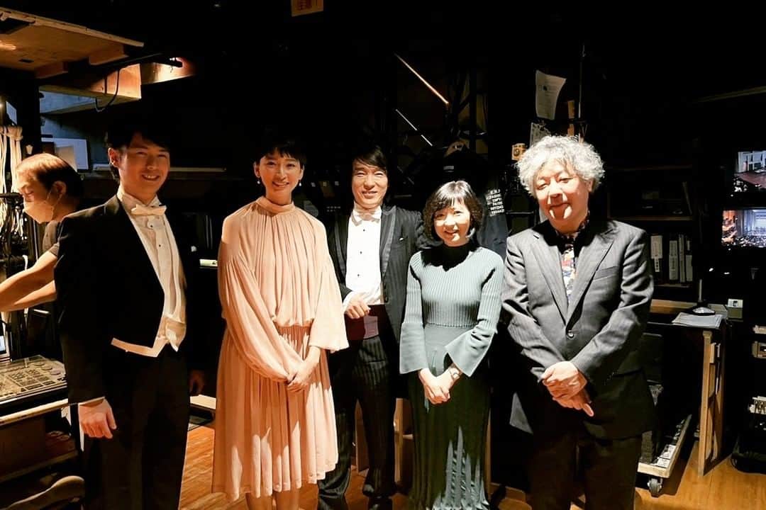 福間洸太朗さんのインスタグラム写真 - (福間洸太朗Instagram)「On February 12th, I played Tchaikovsky Piano Concerto No.1 with the Pacific Philharmonia Tokyo and Maestro Norichika Iimori in the gorgeous Orchard Hall, Tokyo. It was a concert for Children and their parents, and I was so happy to see many children in the audience! I selected Tchaivkosky to perform because that was the concerto I heard in my very first symphony concert when I was around 6 y.o. After the concert, my parents asked me how I liked it, and I answered "I wanna play there, too!" and pointed at the grand piano in the center of the stage and asked my parents to buy me the score...! So I got the dream of becoming a pianist (who plays with orchestra) with this concerto. I hope we could inspire some young audience through this concert.  2月12日は文化村オーチャードホールで、「子どもの感性を育てるクラシック名曲コンサート」に出演しました。チャイコフスキーのピアノ協奏曲第１番を自分でセレクトしたのですが、これは私が６歳の時、両親に連れられて初めて聴いたクラシックオーケストラのコンサートで聴き、「オーケストラと共演するピアニスト」に憧れと夢を抱いたものでした。ステージ中央に置かれたピアノを指さして「僕もあそこで弾きたい！」と両親に言って、後日スコアを買ってもらったのですが、最初の和音から手が届かず、七夕の短冊に「早くオクターヴが届きますように」と書いたのを覚えています(笑)。その頃のことも思い出しながら演奏しましたが、このコンサートでクラシック音楽が好きな子供が増えてくれたら嬉しいです。  共演者のPPTの皆様、飯森範親さん、素敵なMCの杏さん（指揮者体験コーナーでは神対応！）、興味深くて面白いお話を聞かせてくださった茂木健一郎さん、そしてこの演奏会の企画・構成を担当された新井鷗子さんはじめスタッフの皆様に感謝申し上げます。  #Concert #Tchaikovsky #PacificPhilharmoniaTokyo #NorichikaIimori #Anne #KenichiroMogi #OukoArai #チャイコフスキー #パシフィックフィルハーモニア東京 #飯森範親 #杏 #茂木健一郎 #新井鷗子」4月16日 21時18分 - kotarofsky