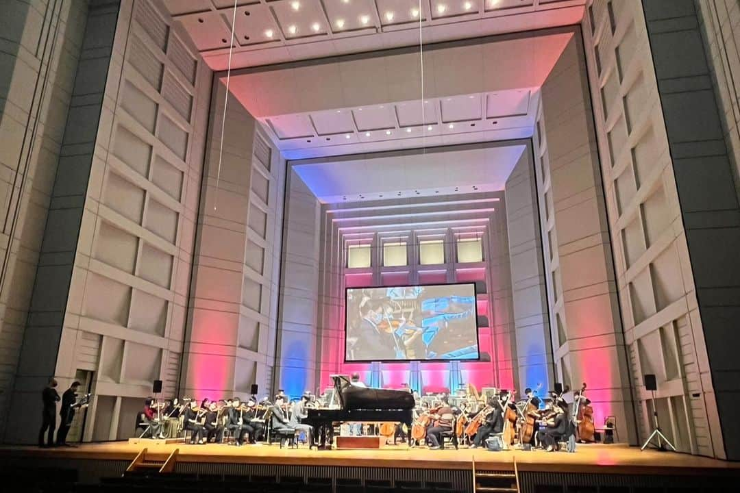 福間洸太朗さんのインスタグラム写真 - (福間洸太朗Instagram)「On February 12th, I played Tchaikovsky Piano Concerto No.1 with the Pacific Philharmonia Tokyo and Maestro Norichika Iimori in the gorgeous Orchard Hall, Tokyo. It was a concert for Children and their parents, and I was so happy to see many children in the audience! I selected Tchaivkosky to perform because that was the concerto I heard in my very first symphony concert when I was around 6 y.o. After the concert, my parents asked me how I liked it, and I answered "I wanna play there, too!" and pointed at the grand piano in the center of the stage and asked my parents to buy me the score...! So I got the dream of becoming a pianist (who plays with orchestra) with this concerto. I hope we could inspire some young audience through this concert.  2月12日は文化村オーチャードホールで、「子どもの感性を育てるクラシック名曲コンサート」に出演しました。チャイコフスキーのピアノ協奏曲第１番を自分でセレクトしたのですが、これは私が６歳の時、両親に連れられて初めて聴いたクラシックオーケストラのコンサートで聴き、「オーケストラと共演するピアニスト」に憧れと夢を抱いたものでした。ステージ中央に置かれたピアノを指さして「僕もあそこで弾きたい！」と両親に言って、後日スコアを買ってもらったのですが、最初の和音から手が届かず、七夕の短冊に「早くオクターヴが届きますように」と書いたのを覚えています(笑)。その頃のことも思い出しながら演奏しましたが、このコンサートでクラシック音楽が好きな子供が増えてくれたら嬉しいです。  共演者のPPTの皆様、飯森範親さん、素敵なMCの杏さん（指揮者体験コーナーでは神対応！）、興味深くて面白いお話を聞かせてくださった茂木健一郎さん、そしてこの演奏会の企画・構成を担当された新井鷗子さんはじめスタッフの皆様に感謝申し上げます。  #Concert #Tchaikovsky #PacificPhilharmoniaTokyo #NorichikaIimori #Anne #KenichiroMogi #OukoArai #チャイコフスキー #パシフィックフィルハーモニア東京 #飯森範親 #杏 #茂木健一郎 #新井鷗子」4月16日 21時18分 - kotarofsky