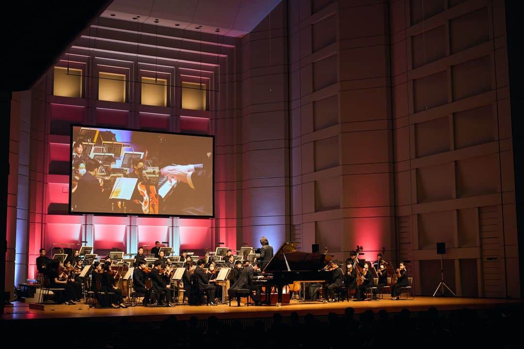 福間洸太朗さんのインスタグラム写真 - (福間洸太朗Instagram)「On February 12th, I played Tchaikovsky Piano Concerto No.1 with the Pacific Philharmonia Tokyo and Maestro Norichika Iimori in the gorgeous Orchard Hall, Tokyo. It was a concert for Children and their parents, and I was so happy to see many children in the audience! I selected Tchaivkosky to perform because that was the concerto I heard in my very first symphony concert when I was around 6 y.o. After the concert, my parents asked me how I liked it, and I answered "I wanna play there, too!" and pointed at the grand piano in the center of the stage and asked my parents to buy me the score...! So I got the dream of becoming a pianist (who plays with orchestra) with this concerto. I hope we could inspire some young audience through this concert.  2月12日は文化村オーチャードホールで、「子どもの感性を育てるクラシック名曲コンサート」に出演しました。チャイコフスキーのピアノ協奏曲第１番を自分でセレクトしたのですが、これは私が６歳の時、両親に連れられて初めて聴いたクラシックオーケストラのコンサートで聴き、「オーケストラと共演するピアニスト」に憧れと夢を抱いたものでした。ステージ中央に置かれたピアノを指さして「僕もあそこで弾きたい！」と両親に言って、後日スコアを買ってもらったのですが、最初の和音から手が届かず、七夕の短冊に「早くオクターヴが届きますように」と書いたのを覚えています(笑)。その頃のことも思い出しながら演奏しましたが、このコンサートでクラシック音楽が好きな子供が増えてくれたら嬉しいです。  共演者のPPTの皆様、飯森範親さん、素敵なMCの杏さん（指揮者体験コーナーでは神対応！）、興味深くて面白いお話を聞かせてくださった茂木健一郎さん、そしてこの演奏会の企画・構成を担当された新井鷗子さんはじめスタッフの皆様に感謝申し上げます。  #Concert #Tchaikovsky #PacificPhilharmoniaTokyo #NorichikaIimori #Anne #KenichiroMogi #OukoArai #チャイコフスキー #パシフィックフィルハーモニア東京 #飯森範親 #杏 #茂木健一郎 #新井鷗子」4月16日 21時18分 - kotarofsky