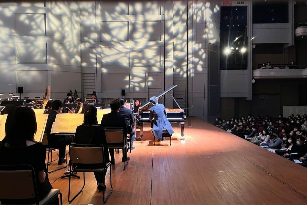 福間洸太朗さんのインスタグラム写真 - (福間洸太朗Instagram)「On February 12th, I played Tchaikovsky Piano Concerto No.1 with the Pacific Philharmonia Tokyo and Maestro Norichika Iimori in the gorgeous Orchard Hall, Tokyo. It was a concert for Children and their parents, and I was so happy to see many children in the audience! I selected Tchaivkosky to perform because that was the concerto I heard in my very first symphony concert when I was around 6 y.o. After the concert, my parents asked me how I liked it, and I answered "I wanna play there, too!" and pointed at the grand piano in the center of the stage and asked my parents to buy me the score...! So I got the dream of becoming a pianist (who plays with orchestra) with this concerto. I hope we could inspire some young audience through this concert.  2月12日は文化村オーチャードホールで、「子どもの感性を育てるクラシック名曲コンサート」に出演しました。チャイコフスキーのピアノ協奏曲第１番を自分でセレクトしたのですが、これは私が６歳の時、両親に連れられて初めて聴いたクラシックオーケストラのコンサートで聴き、「オーケストラと共演するピアニスト」に憧れと夢を抱いたものでした。ステージ中央に置かれたピアノを指さして「僕もあそこで弾きたい！」と両親に言って、後日スコアを買ってもらったのですが、最初の和音から手が届かず、七夕の短冊に「早くオクターヴが届きますように」と書いたのを覚えています(笑)。その頃のことも思い出しながら演奏しましたが、このコンサートでクラシック音楽が好きな子供が増えてくれたら嬉しいです。  共演者のPPTの皆様、飯森範親さん、素敵なMCの杏さん（指揮者体験コーナーでは神対応！）、興味深くて面白いお話を聞かせてくださった茂木健一郎さん、そしてこの演奏会の企画・構成を担当された新井鷗子さんはじめスタッフの皆様に感謝申し上げます。  #Concert #Tchaikovsky #PacificPhilharmoniaTokyo #NorichikaIimori #Anne #KenichiroMogi #OukoArai #チャイコフスキー #パシフィックフィルハーモニア東京 #飯森範親 #杏 #茂木健一郎 #新井鷗子」4月16日 21時18分 - kotarofsky