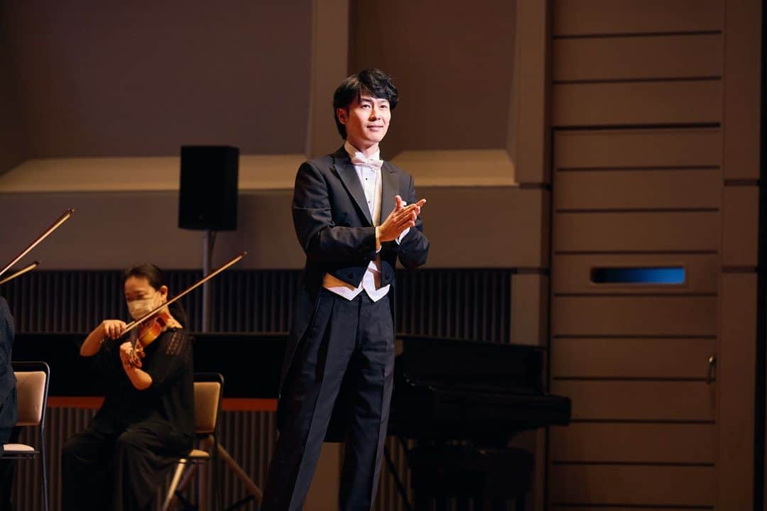 福間洸太朗さんのインスタグラム写真 - (福間洸太朗Instagram)「On February 12th, I played Tchaikovsky Piano Concerto No.1 with the Pacific Philharmonia Tokyo and Maestro Norichika Iimori in the gorgeous Orchard Hall, Tokyo. It was a concert for Children and their parents, and I was so happy to see many children in the audience! I selected Tchaivkosky to perform because that was the concerto I heard in my very first symphony concert when I was around 6 y.o. After the concert, my parents asked me how I liked it, and I answered "I wanna play there, too!" and pointed at the grand piano in the center of the stage and asked my parents to buy me the score...! So I got the dream of becoming a pianist (who plays with orchestra) with this concerto. I hope we could inspire some young audience through this concert.  2月12日は文化村オーチャードホールで、「子どもの感性を育てるクラシック名曲コンサート」に出演しました。チャイコフスキーのピアノ協奏曲第１番を自分でセレクトしたのですが、これは私が６歳の時、両親に連れられて初めて聴いたクラシックオーケストラのコンサートで聴き、「オーケストラと共演するピアニスト」に憧れと夢を抱いたものでした。ステージ中央に置かれたピアノを指さして「僕もあそこで弾きたい！」と両親に言って、後日スコアを買ってもらったのですが、最初の和音から手が届かず、七夕の短冊に「早くオクターヴが届きますように」と書いたのを覚えています(笑)。その頃のことも思い出しながら演奏しましたが、このコンサートでクラシック音楽が好きな子供が増えてくれたら嬉しいです。  共演者のPPTの皆様、飯森範親さん、素敵なMCの杏さん（指揮者体験コーナーでは神対応！）、興味深くて面白いお話を聞かせてくださった茂木健一郎さん、そしてこの演奏会の企画・構成を担当された新井鷗子さんはじめスタッフの皆様に感謝申し上げます。  #Concert #Tchaikovsky #PacificPhilharmoniaTokyo #NorichikaIimori #Anne #KenichiroMogi #OukoArai #チャイコフスキー #パシフィックフィルハーモニア東京 #飯森範親 #杏 #茂木健一郎 #新井鷗子」4月16日 21時18分 - kotarofsky