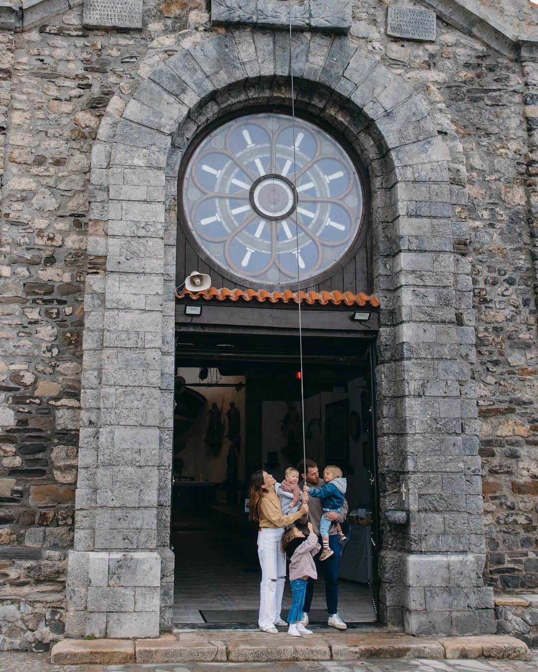 イバイ・ゴメスのインスタグラム：「Así empezó nuestro día ayer. Un día lleno de emociones! 🥹 • 10 años después, volvimos a tocar la campana de San Juan de Gaztelugatxe, pero esta vez, no éramos solamente 2…🙈 • 10 aniversario I&I ❤️ • Estad preparados, activad o desactivad las notificaciones, porque gracias a @oierreydelika 📸 y @aioraponce 🎥 os vamos a acribillar a contenido 🙈🕺🏼💃🏼🥂」