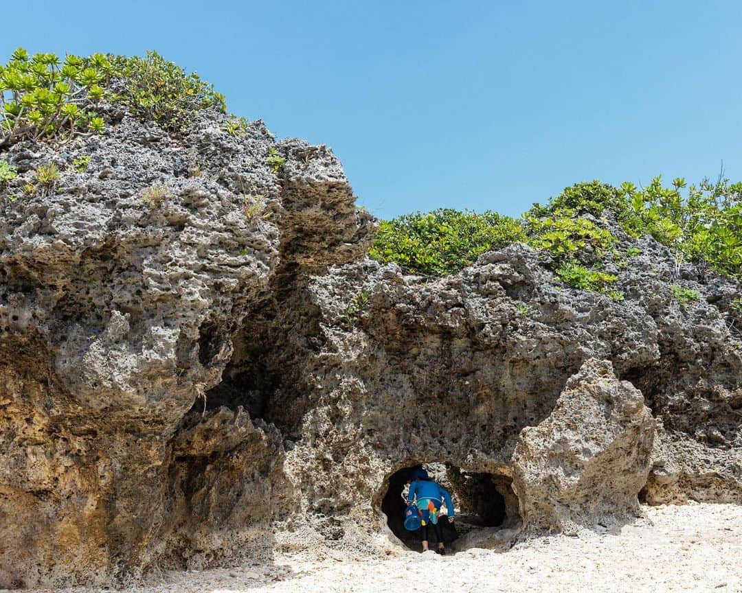 セソコマサユキさんのインスタグラム写真 - (セソコマサユキInstagram)「沖縄の海はすでに夏でありました。磯遊びしつつ、観光客にまじってフォトジェニックスポットをおさえるセソコボーイズ。  #沖縄 #移住 #ビーチ #裏真栄田岬 #ザネー浜」4月16日 21時31分 - sesokomasayuki