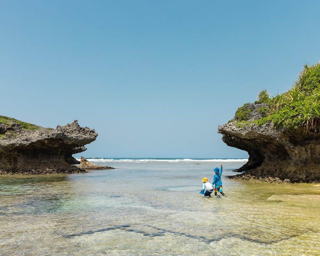 セソコマサユキさんのインスタグラム写真 - (セソコマサユキInstagram)「沖縄の海はすでに夏でありました。磯遊びしつつ、観光客にまじってフォトジェニックスポットをおさえるセソコボーイズ。  #沖縄 #移住 #ビーチ #裏真栄田岬 #ザネー浜」4月16日 21時31分 - sesokomasayuki