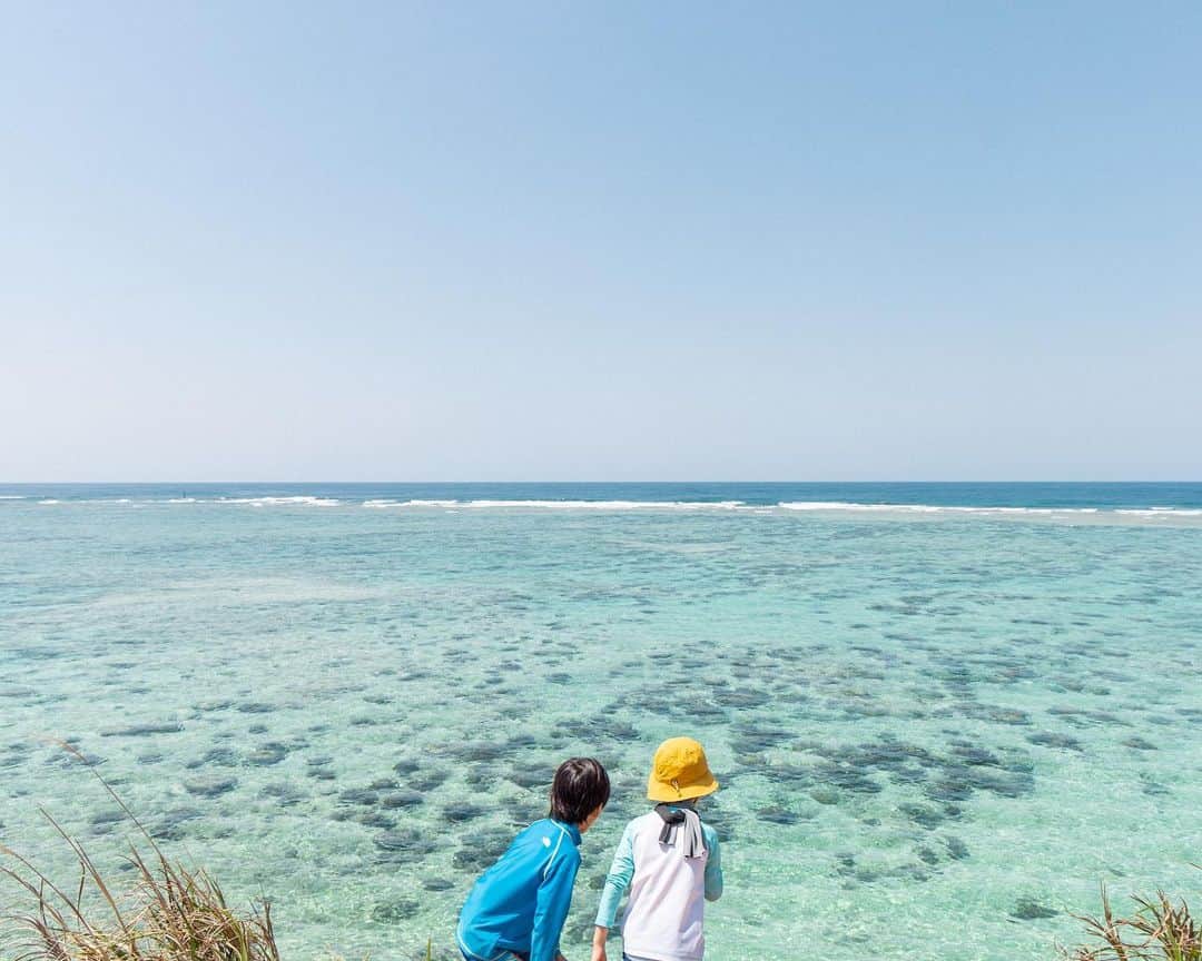 セソコマサユキのインスタグラム：「沖縄の海はすでに夏でありました。磯遊びしつつ、観光客にまじってフォトジェニックスポットをおさえるセソコボーイズ。  #沖縄 #移住 #ビーチ #裏真栄田岬 #ザネー浜」