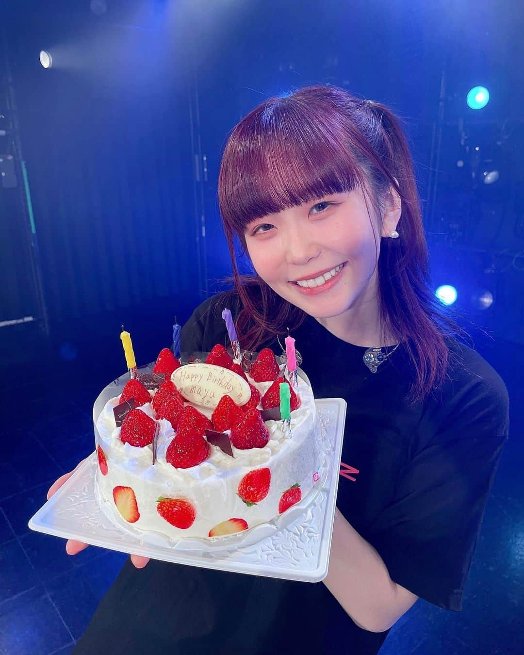 MAYU EMPiREのインスタグラム：「お誕生日いっぱい祝ってもらっちゃった！  うれしい！！！！！  「幸せでいてね」「いっぱい笑ってようね！」とか言ってくれるの嬉しくて  でももうわたしすでにみんなのおかげで幸せだしいっぱい笑ってるんだよね！！  いっぱいもらってるから、わたしもみんなをちょっとでもハッピーにできる人間になりたいと思う、この日は毎年。  いつもほんとにありがとね！  まだまだ精進です❤️‍🔥」