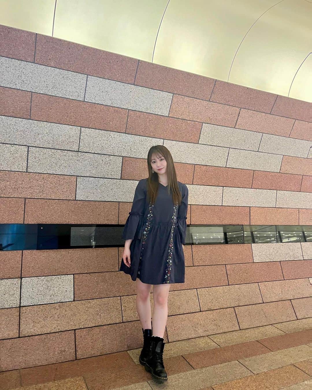 松本慈子のインスタグラム：「* たしか、18歳くらいに来てたお洋服をクローゼットから出してきたけど…もう、着るのはラストと決めた日😇🌼  このお洋服着てる時知っている人いるかな？笑  ※可愛い撮影者が映り込んでます☺️笑  #ダズリン #dazzlin #ワンピース #春コーデ #春ワンピース」