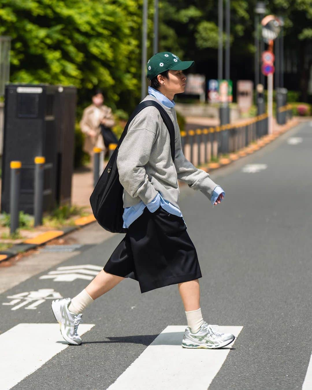 Ryoさんのインスタグラム写真 - (RyoInstagram)「ㅤㅤㅤㅤㅤㅤㅤㅤㅤㅤㅤㅤㅤ Today's outfit🚶‍♂️ スウェットにシャツのレイヤード👔 パンツは、涼しげにハーフパンツを🩳  春らしくスニーカーから色を拾って グリーンのcapを合わせちゃったりしてます🧢  sweatshirts : @the_clesste  shirt : @camielfortgens  pants : @the_clesste  shoes : @asics_sportstyle  cap : @nickgear.jp  belt : @the_clesste  ㅤㅤㅤㅤㅤㅤㅤㅤㅤㅤㅤㅤㅤ #clesste #nickgear #asics #camielfortgens」4月16日 21時28分 - ryo__takashima