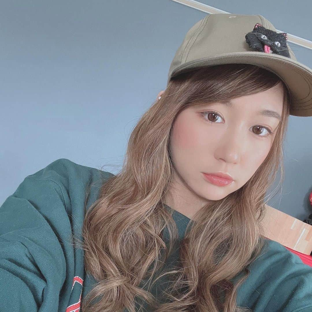 上原泰子さんのインスタグラム写真 - (上原泰子Instagram)「▽ 🧢 ※ . . #にゃー#にゃーきゃっぷ #お花見コーデ#ca4la#🐈‍⬛#🧢」4月16日 21時28分 - yasupi1107