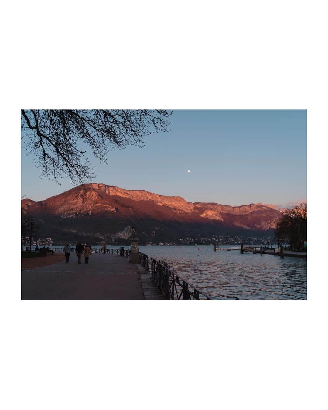 Putri Anindyaさんのインスタグラム写真 - (Putri AnindyaInstagram)「Annecy’s love story //  Favorite frames from lake of Annecy, one of the most beautiful lake I’ve ever visited. And this was my first sight of this place. Thank you for the sweet memories, Annecy and the lovely strangers. #annecy #france #travel」4月16日 21時30分 - puanindya