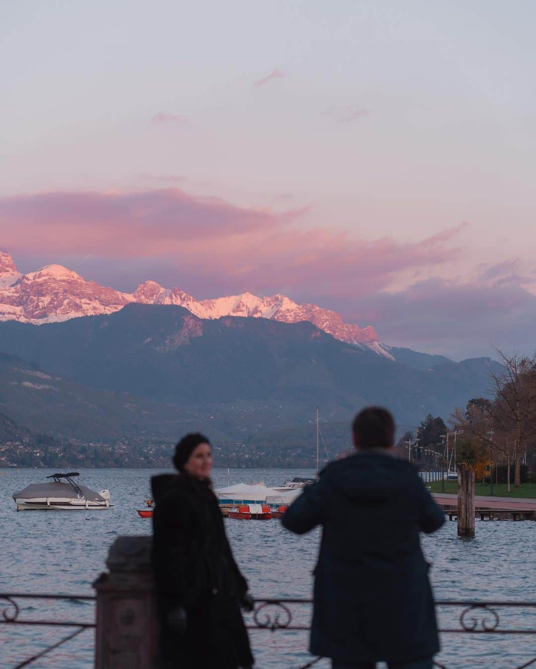 Putri Anindyaさんのインスタグラム写真 - (Putri AnindyaInstagram)「Annecy’s love story //  Favorite frames from lake of Annecy, one of the most beautiful lake I’ve ever visited. And this was my first sight of this place. Thank you for the sweet memories, Annecy and the lovely strangers. #annecy #france #travel」4月16日 21時30分 - puanindya