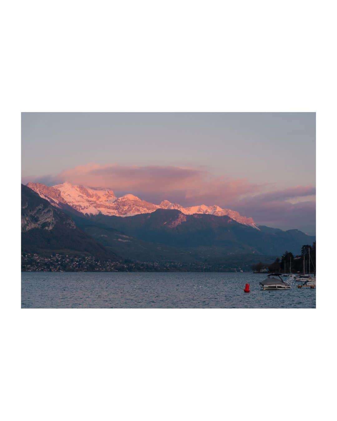 Putri Anindyaさんのインスタグラム写真 - (Putri AnindyaInstagram)「Annecy’s love story //  Favorite frames from lake of Annecy, one of the most beautiful lake I’ve ever visited. And this was my first sight of this place. Thank you for the sweet memories, Annecy and the lovely strangers. #annecy #france #travel」4月16日 21時30分 - puanindya