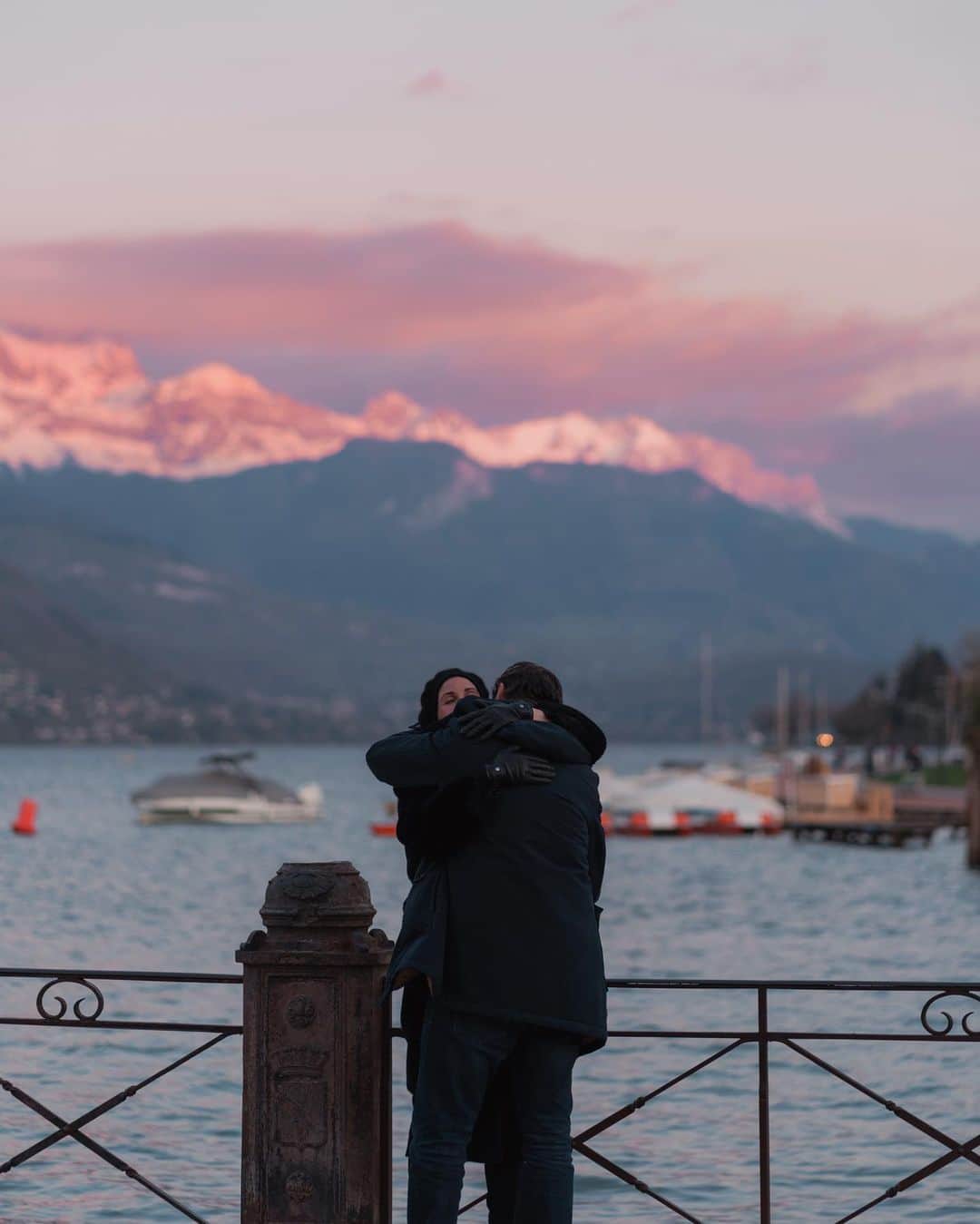 Putri Anindyaのインスタグラム：「Annecy’s love story //  Favorite frames from lake of Annecy, one of the most beautiful lake I’ve ever visited. And this was my first sight of this place. Thank you for the sweet memories, Annecy and the lovely strangers. #annecy #france #travel」