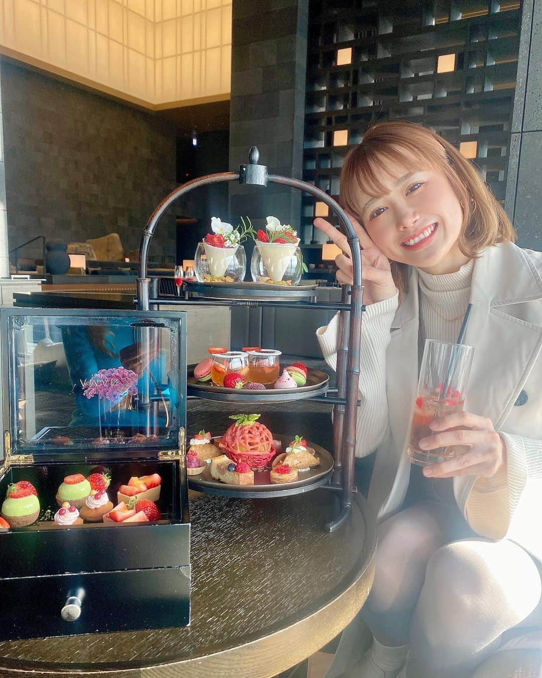 日向カンナさんのインスタグラム写真 - (日向カンナInstagram)「ちょっと大人なアフタヌーンティー「アマン東京」🍓 気付けば、少しずつ理想の大人女子に慣れている気がします☺️ 幼稚園児並みのやんちゃさは、一切変わりませんが。笑  大好きなお姉さんとは、もうすぐ10年目の関係に🤭💕私は従姉妹のお姉さんだと思わせてもらってます💕 「お母さんの気分なのよ」って言ってくださるので、こんな綺麗な方が家族の気持ちでいさせてもらえる幸せ〜🥰幸せ者だ〜私は。  いつも私の変な食レポやトークを、「本当カンナちゃんは面白いね〜💕」って、笑ってくれるお姉さんが大好きです🤭💕  東京に来ても、母のような方や父のような方。家族のような方が周りにいてもらえる幸せに感謝して、愛を返していくぞ〜🥰 末っ子なので、心を許した年上の方に甘えがちでやんす🥹  愛に勝るものなしですね🙌🏻 （勝るもの…ある？？？）  #東京カフェ #アマン東京 #アマン東京アフタヌーンティー #東京観光 #カフェ巡り  #원스 #데일리패션  #소통 #데일리룩 #일상  #japanease #좋아요   #japaneasegirl #love #instagood  #followme  #japan #tokyo #大人可愛い #大人女子 #ビジョビ #大人カジュアル #美容 #美容女子 #インフルエンサー #タビジョ #笑顔が人を幸せにする #笑顔が一番  #ありがとう」4月16日 21時33分 - kanna_hinata