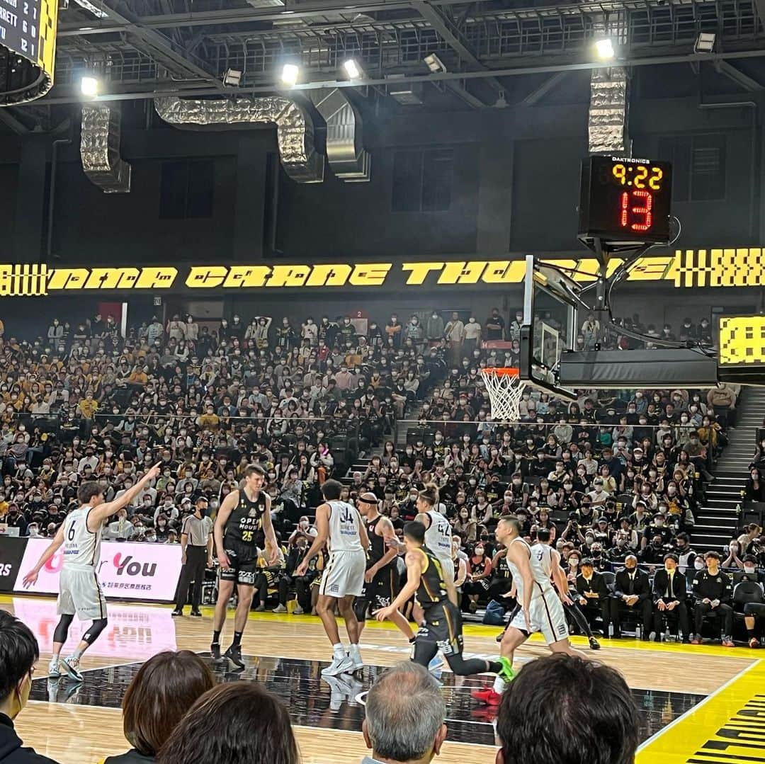 武藤乃子さんのインスタグラム写真 - (武藤乃子Instagram)「🏀 群馬クレインサンダーズの新アリーナ「オープンハウスアリーナ太田」！！通称「オプアリ」！ 最高だったー！ 演出もカッコいいーーーーー！  数年前までは「明日、サンダーズ観に行ける！」って感じで、前日でもチケットが取れていましたが、もうめっきり取れなくなってしまって😂  今回は、行けたら一緒に行こう！と、友だちが取ってくれていました。(正確には、友だちの旦那さまが手配。笑) ありがたやーーー🥹  相手はブレックス🏀 昨シーズンのBリーグ王者との試合が観られて、興奮冷めやまぬ状態でっす！笑  一応、バリバリのミニバス→バスケ部の過去あり。笑  #群馬クレインサンダーズ  #宇都宮ブレックス  #オプアリ #オープンハウスアリーナ太田  #B1 #Bリーグ #バスケ  #バスケットボール」4月16日 21時35分 - muto_noriko.11