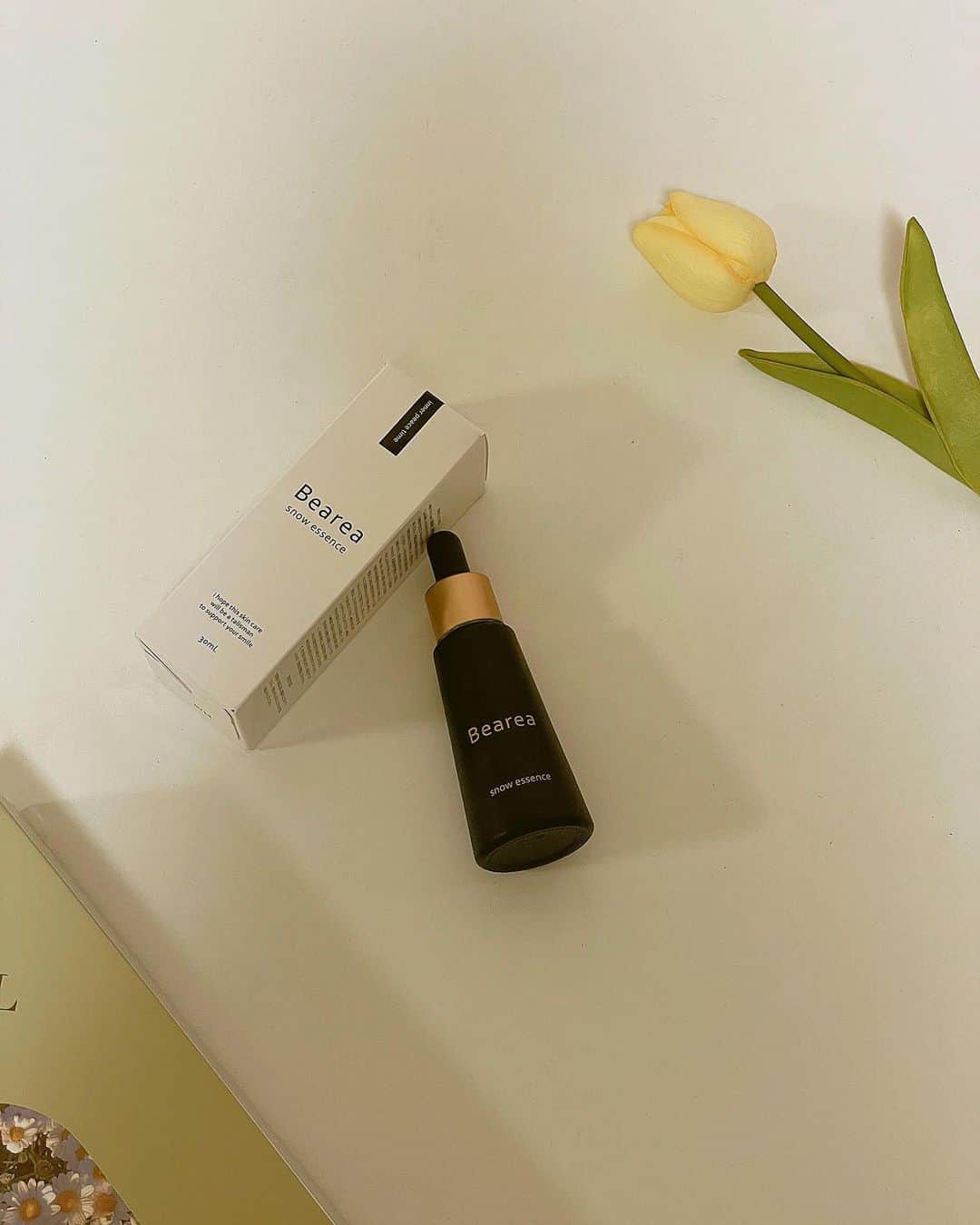 今吉めぐみのインスタグラム：「♡skin care♡ ⁡ 銀座発のスキンケアブランド って 『銀座』に惹かれて美容液を試してみたw (私、ちょろいw) ⁡ ⁡ Bearea 🎀美容液成分が98%以上 🎀国産 🎀無添加でお肌に優しい 🎀ビタミンCの100倍以上の抗酸化力を誇るフラーレン配合 🎀ヒト幹細胞培養液配合でハリ、潤いサポート ⁡ 〜使用感〜 成分表示の1番最初が 『水』じゃなくて 【加水分解コラーゲンエキス】 なのが驚き‼️ テクスチャーは サラっとして少しで伸びる。 軽めのつけ心地だけど 肌にすーっと馴染む感じ。 使い始めて2週間くらいで 寝起きに感じてた感想の感じが ない？？て気づき始めました。 ⁡ ⁡ 保湿だけじゃなくて これ一本で🆗ばりのケアできて👍 ⁡ PR @bearea_official #スノーエッセンス #シンプルケア #30代スキンケア #40代スキンケア #bse_pr #エイジングケア美容液 #乾燥肌対策 #bearea」