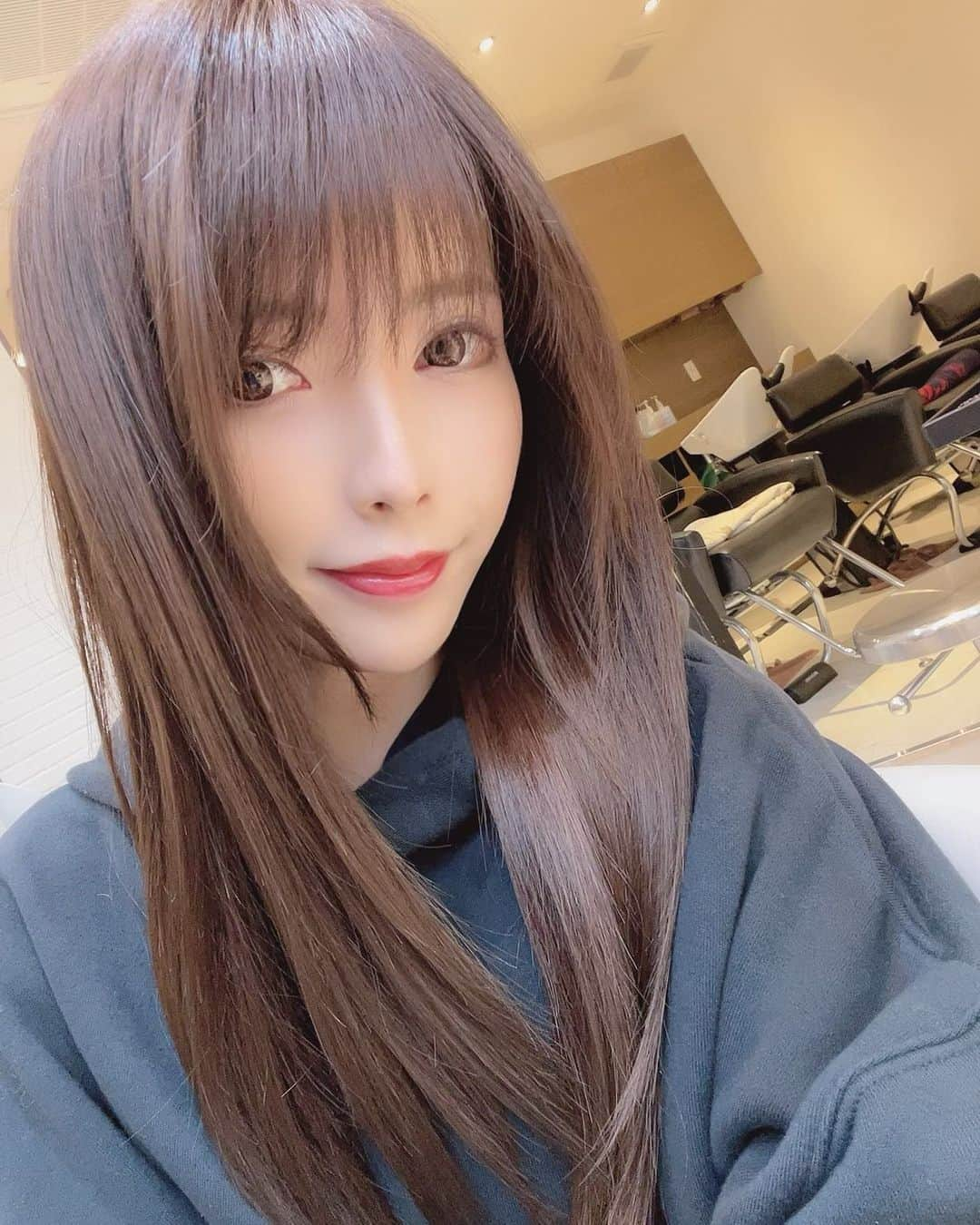 優月美羽さんのインスタグラム写真 - (優月美羽Instagram)「美容院〜💇‍♀️💕 安定の片桐さん👨✨ @rollen_katagiri  @rollen_official  いつもありがとうございます☺️  最強なトリートメントしてもらって髪の毛ずっと触っていたいくらいな触り心地だった🥺🥺💓凄い〜🥺🥺🥺  #美容院 #ヘアサロン  #原宿美容院  #表参道美容院」4月16日 21時37分 - miu.yuzuki