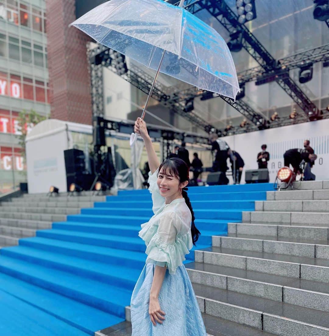 名越涼子さんのインスタグラム写真 - (名越涼子Instagram)「4日間、ありがとうございました‼️東急歌舞伎町タワーのオープニングイベント、きょうで無事終了ーーー！！  途中ゲリラ豪雨があったり、 雨が降り続いたりしましたが 観にきてくださり本当にありがとうございました...!!😭 もうなんか最後のあたりは勝手に同志感がありました。 感謝感激。じーん。  最終日は神輿渡御からスタート。  威勢のいい掛け声と お神輿が揺れる勇ましい姿に 全身の細胞が震える。  やっぱり日本人なのだなぁ、と深く実感するひととき。  惚れ惚れする格好良さ。 歌舞伎町がさらに活気あふれました。すんばらしい。  音楽ライブもお笑いライブもあった、 とてつもなく密度の高いこゆ〜い4日間。  エンタメシティ歌舞伎町、 これからもたくさんの夢が繋がれる場となりますように。  育児も仕事もどちらも全力でやりたい！ という思いは一人でなんとかできるものではなく  家族の協力と、現場の皆さんのご協力（今回も娘を同行させていただき本当に感謝しかないです）があってこそ。  ありがとうの気持ちは 娘と家族にはたっぷりの愛情で、 現場には必ずアップデートし続ける私でいることで 恩返ししていこうと思います。（気合い）  取り急ぎnamco TOKYOで遊びたいし、トップガンをSCREEN Xで観たいし、私も早く遊びに行かねば。  そして帰宅して きょうも積み上がった洗濯物と食器の山に ひとり静かに現実に戻ってます....😇ちーん 一一一一一一一一一一一一一一一 #東急歌舞伎町タワー #オープニングイベント #MC#イベント#歌舞伎町 #kabukicho#青#ブルー #フェスティバル#ワーママ #ワーママの日常#ワーママ部」4月16日 21時39分 - nagoshi_ryo