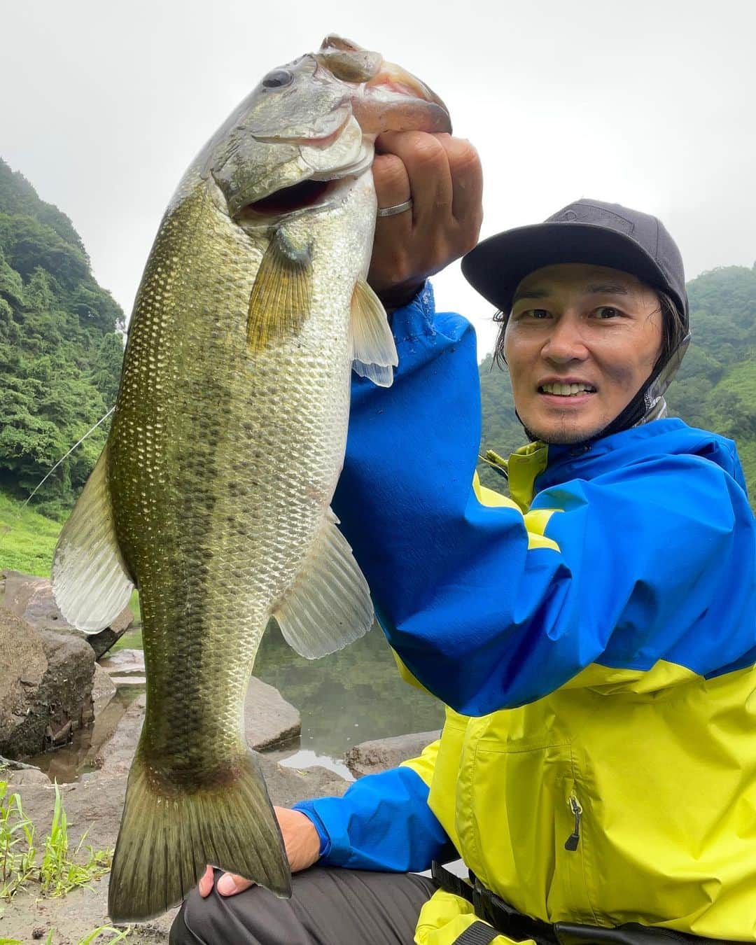 HASSYさんのインスタグラム写真 - (HASSYInstagram)「RYUGIのグライドハンガー  使用率ダントツでNo.1なワームは、 depsのブルフラット。 グライドハンガーの良さの１つとして針が常に上向きなわけで、ブルフラットの面に対する水受け、水押しを活かせるにで相性抜群なわけです。  ボトストするも良し、ドリフトさせて使うも良し、ええやんかぁな仕事しまっせ‼️  お試しあれ🫡  #RYUGI #リュウギ #deps #デプス #ブルフラット #グライドハンガー #Megabass #メガバス #x_metal #bigfish1983 #bigfish #hungrybear #glitchoil  #MAGBITE #fishing #bassfishing #釣り #バス釣り #バスフィッシング #lurefishing #happy #淀川番長 #ええやんかぁ #ええやんかぁの輪」4月16日 21時39分 - hassy_upsetter