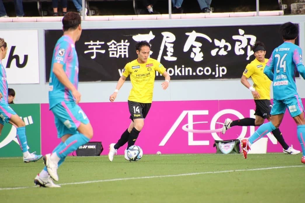 小屋松知哉のインスタグラム：「vs鳥栖　1-1 draw  アウェイでの応援ありがとうございました。 チームをよくするための選手になれてないことを実感。 成長するために今できることをやる。  鳥栖サポーターの皆さん 拍手で迎えてくださって本当に嬉しかったです。 ユニホームやタオルなどを持ってくれてた皆さんありがとうございました。  少しでも成長した姿をみせれるようこれからも頑張っていきます！」