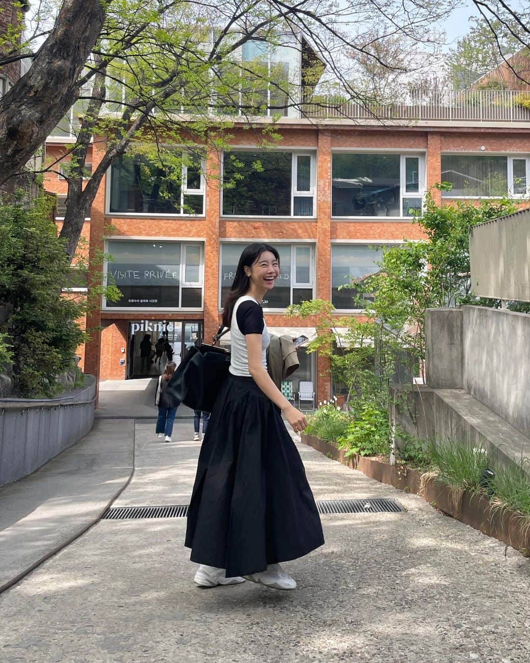 ソジン のインスタグラム：「귀엽고 멋진 여자 @greem_b 랑 데이트🫶🏻 봄 데이트에 설레어서 겨울부터 어서 입고싶어 날씨 벼르고 벼르다 드디어 꺼낸 @i.am.a_official  예쁜 스커트로 기분내고 🫶🏻 오늘 행복🧚🏻‍♀️💫💖」