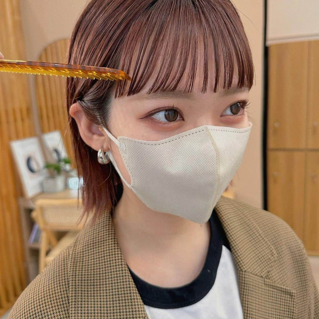 Momoさんのインスタグラム写真 - (MomoInstagram)「. ちょいオン眉のフルバング♡ . .  . ✔️画像を保存してカウンセリングの 時にみせてください♡♡ .  イメージを変えたいけど短くするのも ブリーチをするのも勇気がいる🥺 . そんな方にも幅広くその方にあった提案 をさせて頂き一緒におしゃれを楽しみましょう♡ . ブリーチカラーは【ケアブリーチ】を 推奨しております♡ . ケアブリーチは従来よりも髪の毛への ダメージが94%cutされます！ . ブリーチなしのダブルカラーも 提案させて頂きますのでぜひご相談ください♡ . 12／3から 新店舗　GARD/ëN (ガーデン／エン) がopen♡♡ . 場所は表参道♡♡ 新しいこだわりのつまったお店で ぜひお会いできるのを楽しみに お待ちしております♡♡ . . ご予約はTOPからご予約サイト に飛べます✈︎♡(料金もそちらを参考に) . ご新規様も喜んでお待ちしております♡ . お電話.DMからも受け付けております♡ (DMは返信が遅くなる可能性が ございますのでそちらご了承下さい🙇‍♀️)  . .  〒150-0001 東京都渋谷区神宮前5-39-2 2F . TEL☎︎ 03-6712-5995 . 表参道駅から徒歩5分🚶🏼‍♀️(A1出口) ( 銀座線/千代田線/半蔵門線 ) . . 月 定休日 火・水　11:00〜20:00 木・金　12:00〜20:30 土　10:00〜19:00 日　10:00〜19:00 祝　10:00〜19:00 . . ぜひ、ご予約お待ちしてます♡♡ . codeアカウントはこちら   @__cd.momo____________ ♡ . ぜひフォローしてください♡ .」4月16日 21時42分 - momo__gram25