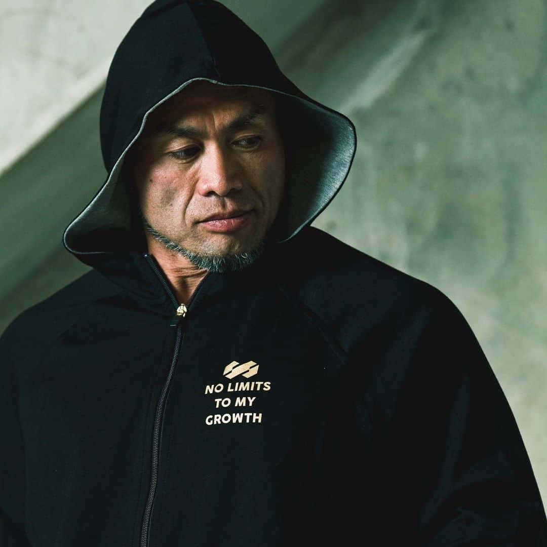 のインスタグラム：「▼ご購入はプロフィール画面のURLから▼ @stimiron.jp  STIMIRON ZIP UP HOODIE  Color : GRAY/BLACK  Size : S/M/L/XL/2XL  ¥15,800  #bodybuilding #physique #筋トレ #トレーニング #madeinJapan #ボディメイク #フィットネス #nolimits #fitnesswear #フィジーク #ボディビル #サステナブル #フィットネスウェア #山岸秀匡 #HidetadaYamagishi #stimiron #nolimitstomygrowth」