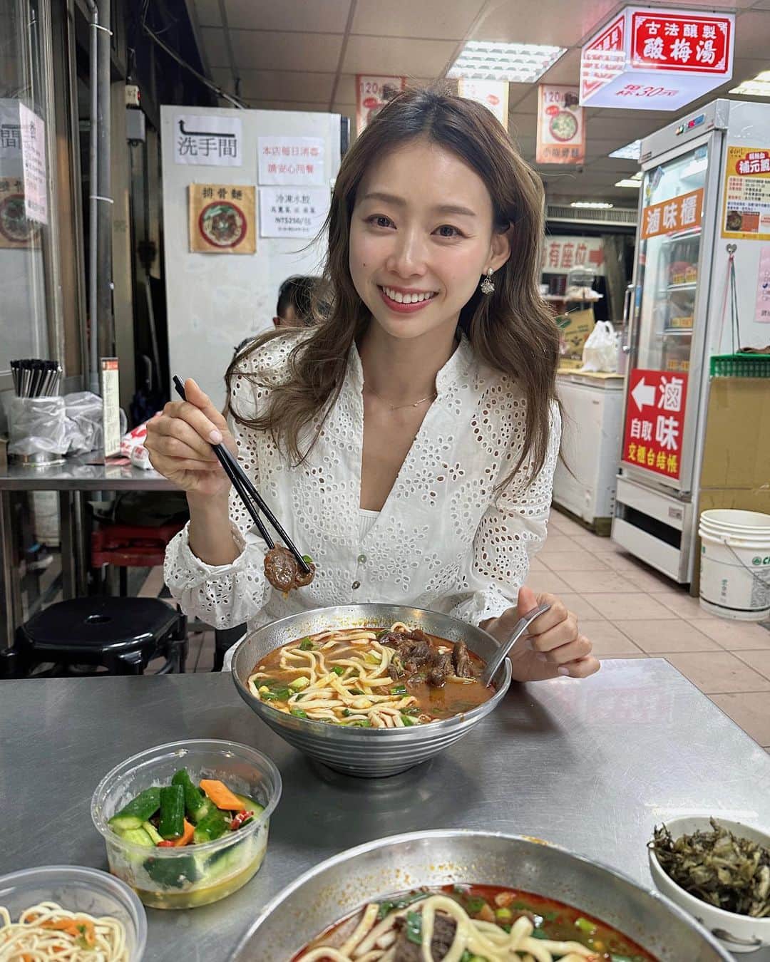 吳斐莉のインスタグラム：「✅解鎖 中壢24hr永川牛肉麵🙌🏿  昨天在桃園火車站附近11點收工 就立馬衝到中壢吃宵夜😆 來到桃園不吃個牛肉麵怎麼行！ 而且難得這時候人還在外頭遊蕩  一開到巷子真的嚇到 都已經半夜快一點了 人還超～～多  麵上的速度超快 湯頭是濃濃豆瓣紅燒味 還可以告知湯頭濃淡 麵條跟林東芳好像 都是粗圓麵 肉很隨機看運氣 吃到後來我說我肉吃不下 因為好硬好難咬偏鹹 結果老公一吃發現 我的肉比他那碗硬很多😂 所以很看緣分 我的那碗以為在吃肉乾😂  整體來說是喜歡的～ 而且感覺沒加太多味精 吃完人是舒服的😌  有機會到中壢還想再試試別家😆」