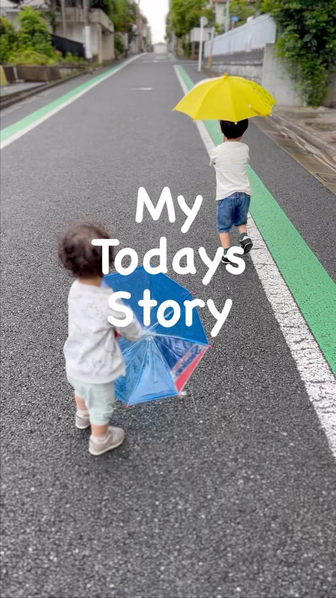鈴木サチのインスタグラム：「あっくんのマネばっかりするなおちゃん😌✨ . . 今日は傘をさして、お散歩へ。 ほぼ濡れてました😂 . . #ママ #ママモデル #モデル #4児ママ #なおちゃん #三男 #4兄弟」