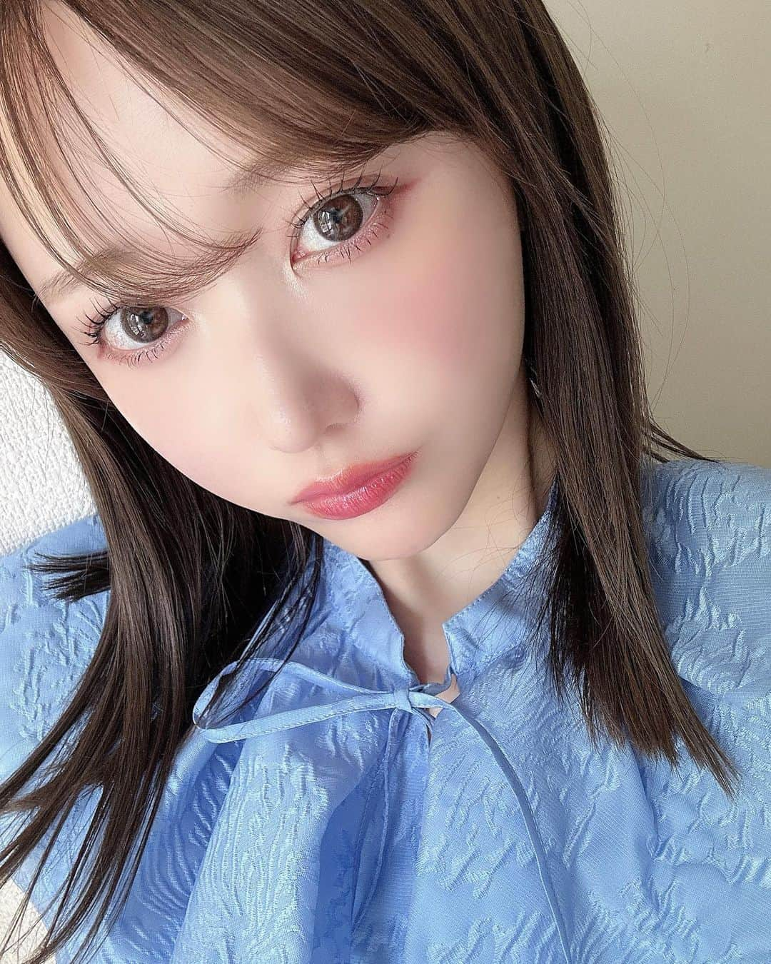 菅野結以さんのインスタグラム写真 - (菅野結以Instagram)「このBLUEは 🕊 ᴄᴏᴍɪɴɢ sᴏᴏɴ .. ♡ @crayme_official  ⁡ まつげは @une_fleur_momo  根本からすーっと扇状にのびるカールなしまつげがこだわり だいじな撮影前の気合いいれパリジェンヌ❤️‍🔥 ⁡ ヘアは @hairsalon_zeal  ラベンダー混ぜたアッシュベージュで透明感 zealのトリートメントほんとうに髪質よくなるラブ ⁡ このカラコンはアカリンの @melotte_official  ヒロインルール すーぱーナチュラルで万能に馴染む ⁡ お肌は @the_roppongi_clinic  ハイフより浅い層にあてるサーマジェンがすきで 定期でおねがいしてる🥚きゅっと引き締まる @dr.sayakanagao 先生は美容ゴッドなのでアドバイス的確で大信頼 ⁡ ボディは @beaureve_aoyama  のインディバがすきすぎて毎週かよいたいレベル 毎度汗たっぷりかいてモチベあがるあがる ⁡ そんなさいきんの美容めもでした🍑 #beauty #hair #crayme #unefleur #zeal #theroppongiclinic #beaureve #melotte #パリジェンヌラッシュリフト #ヘアカラー #エステ #ハイフ #カラコン」4月16日 21時48分 - yui_kanno