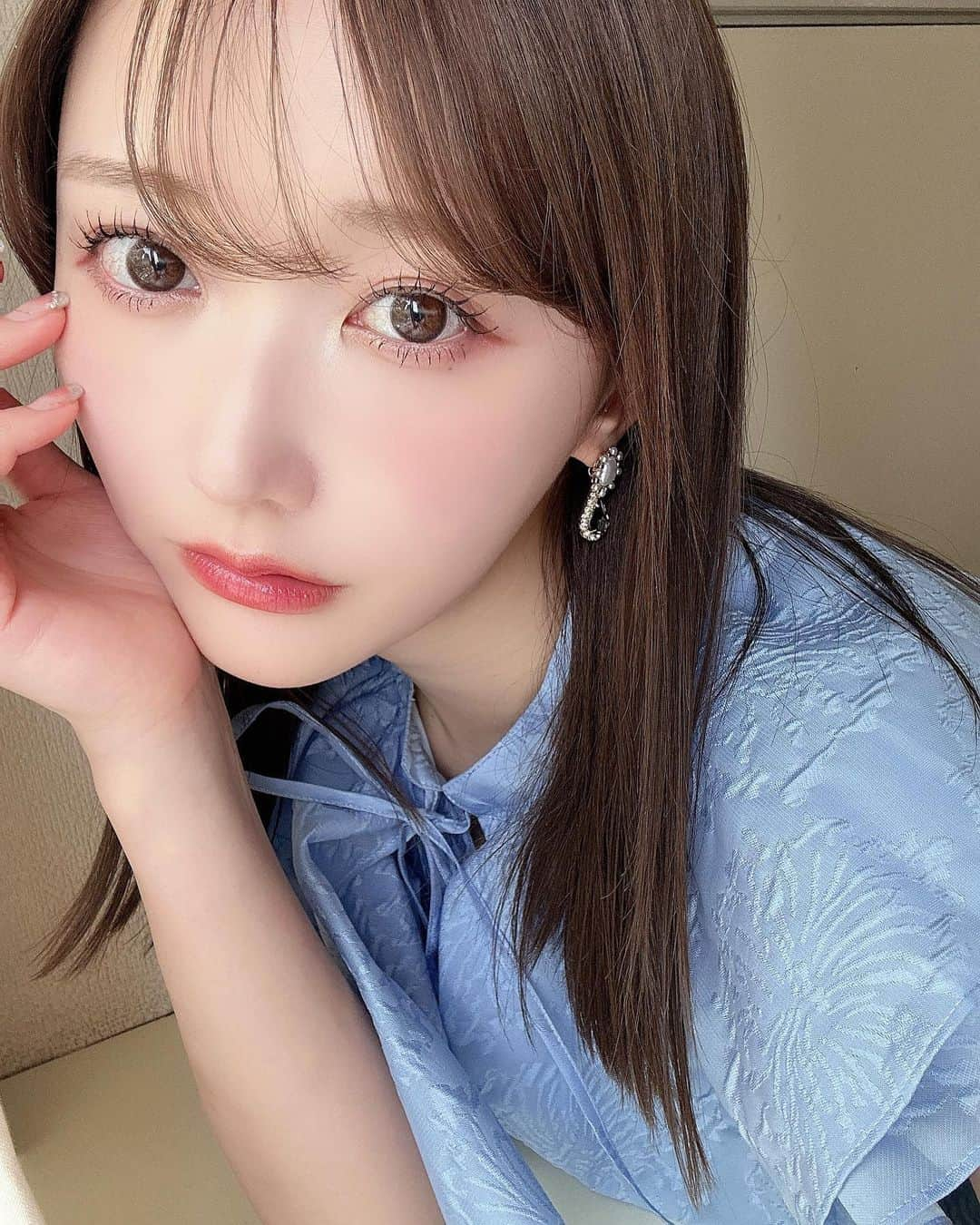 菅野結以さんのインスタグラム写真 - (菅野結以Instagram)「このBLUEは 🕊 ᴄᴏᴍɪɴɢ sᴏᴏɴ .. ♡ @crayme_official  ⁡ まつげは @une_fleur_momo  根本からすーっと扇状にのびるカールなしまつげがこだわり だいじな撮影前の気合いいれパリジェンヌ❤️‍🔥 ⁡ ヘアは @hairsalon_zeal  ラベンダー混ぜたアッシュベージュで透明感 zealのトリートメントほんとうに髪質よくなるラブ ⁡ このカラコンはアカリンの @melotte_official  ヒロインルール すーぱーナチュラルで万能に馴染む ⁡ お肌は @the_roppongi_clinic  ハイフより浅い層にあてるサーマジェンがすきで 定期でおねがいしてる🥚きゅっと引き締まる @dr.sayakanagao 先生は美容ゴッドなのでアドバイス的確で大信頼 ⁡ ボディは @beaureve_aoyama  のインディバがすきすぎて毎週かよいたいレベル 毎度汗たっぷりかいてモチベあがるあがる ⁡ そんなさいきんの美容めもでした🍑 #beauty #hair #crayme #unefleur #zeal #theroppongiclinic #beaureve #melotte #パリジェンヌラッシュリフト #ヘアカラー #エステ #ハイフ #カラコン」4月16日 21時48分 - yui_kanno