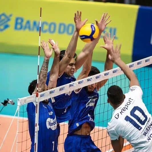 ウィリアム・アルジョナのインスタグラム：「#VCFAZPARTEDAMAGIA!  #Repost @mtcvolei • • • • • • 🥰 VITÓRIA GIGAAAAANTE! BORA, TIME! 💙  O Itambé Minas venceu o Suzano Vôlei por 3 sets a 0, com parciais de 25/22, 25/16 e 25/21, pelo primeiro jogo da semifinal da Superliga 1XBET Masculina.   🏆 Viva Vôlei: Marcus (@marcus_vecc )  ➡️ Próximo jogo: Suzano Vôlei x Itambé Minas - quarta-feira (19), às 21h - Arena Suzano (SP)  **Horário sujeito à alteração pela Confederação Brasileira de Voleibol (CBV).  📷 Hedgard Moraes/MTC   💻 Saiba mais em minastenisclube.com.br   #VaiMinas #ItambéMinas #ParedãoAzul #Volleyball #MinasTênisClube」
