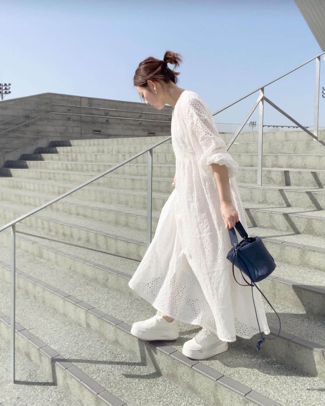 akiii031のインスタグラム：「しろとねいびー⚪️🔵  ボリューム感たっぷりのワンピースで楽ちんコーデ🫶  袖のボリューム感も可愛いし、インナーにペチコートワンピも付いててめちゃ便利🫠🤍 春はコットンレースが着たくなる🫶💕  @titivatejp #titivate #titivatestyle #タイアップ #ティティベイト #ギャザーボリュームコットンレースワンピース #大人カジュアル」