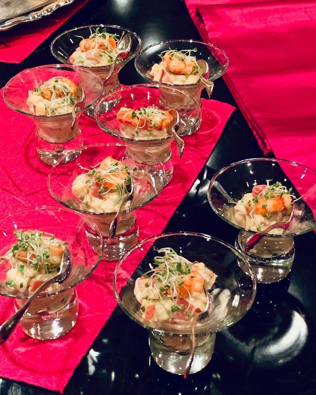 千代田唯さんのインスタグラム写真 - (千代田唯Instagram)「明日4/17は「マルベック・ワールド・デー🍷」 ヴィノスやまざき様主催 @vinosyamazaki  日本とアルゼンチン国交125年の記念イベントが アルゼンチン大使館🇦🇷にて行われました✨  みなさんはアルゼンチン料理を食べたことはありますか？☺️  ピリ辛のステーキ 牛肉のエンパラーダ チョリパン  私は今回初めて頂きました‼︎ お肉料理を中心に、マルベックに合う料理がたくさん✨ スパイシーで力強く美味しかった〜☺️🥩 食べることが大好き（えーと、食いしんぼう🙋‍♀️💛笑）な私にとってワインを通して国の文化やお食事を知れることは ワインを勉強する上で大きな醍醐味でありモチベーションです👍  マルベックは力強いフルボディのイメージですが 昨今流行りのエレガントスタイルなワインもありバラエティー豊かなワインを飲めて楽しかったです🍷  そして、この日一番好きだったワインは「トロンテス」でつくられた白ワイン🍾 香りがとにかく華やかで酸がエレガント✨ 場所を選ばず気分が楽しくなるような 美味しいワインだなぁと感動しました☺️  アルゼンチンワイン🇦🇷これから益々注目です✨ みなさんも是非飲んでみてくださいね💕  ジャケット👗 @newyorker.since1964  #アルゼンチン #アルゼンチンワイン #アカデミーデュヴァン #academieduvin  #ワインスクール #ワイン講師 #銀座 #ミスワイン #ワインエキスパート #ワイン大好き #ワイン好きな人と繋がりたい #ワインラバー#神主#winetelle r#wineschool」4月16日 21時58分 - chiyodayui0920