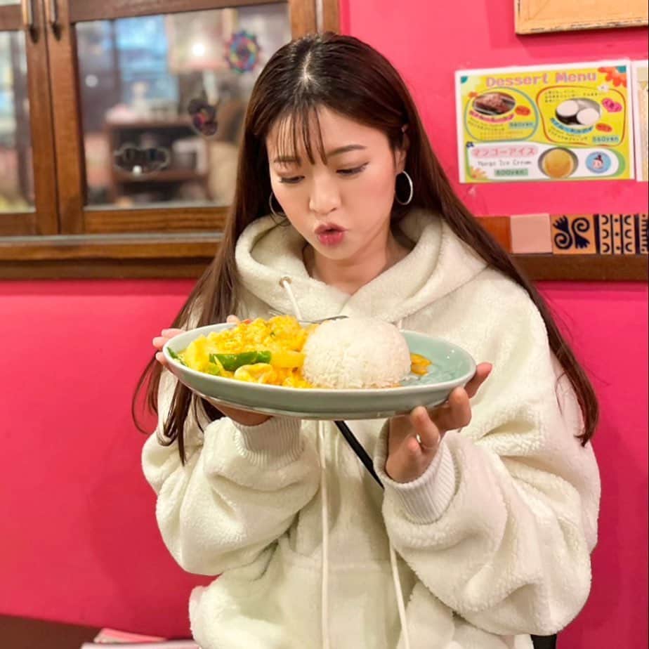 高橋としみのインスタグラム：「美味しいタイ料理見つけた🤤  むしょーにタイ料理食べたくて♥️ プーパッポンカリーとグリーンカレーで いつも迷うけど、今日はプーパッポン🤤  美味しすぎた♥️  #タイ料理#プーパッポンカリー #タイ#としみんの日常#食いしん坊」