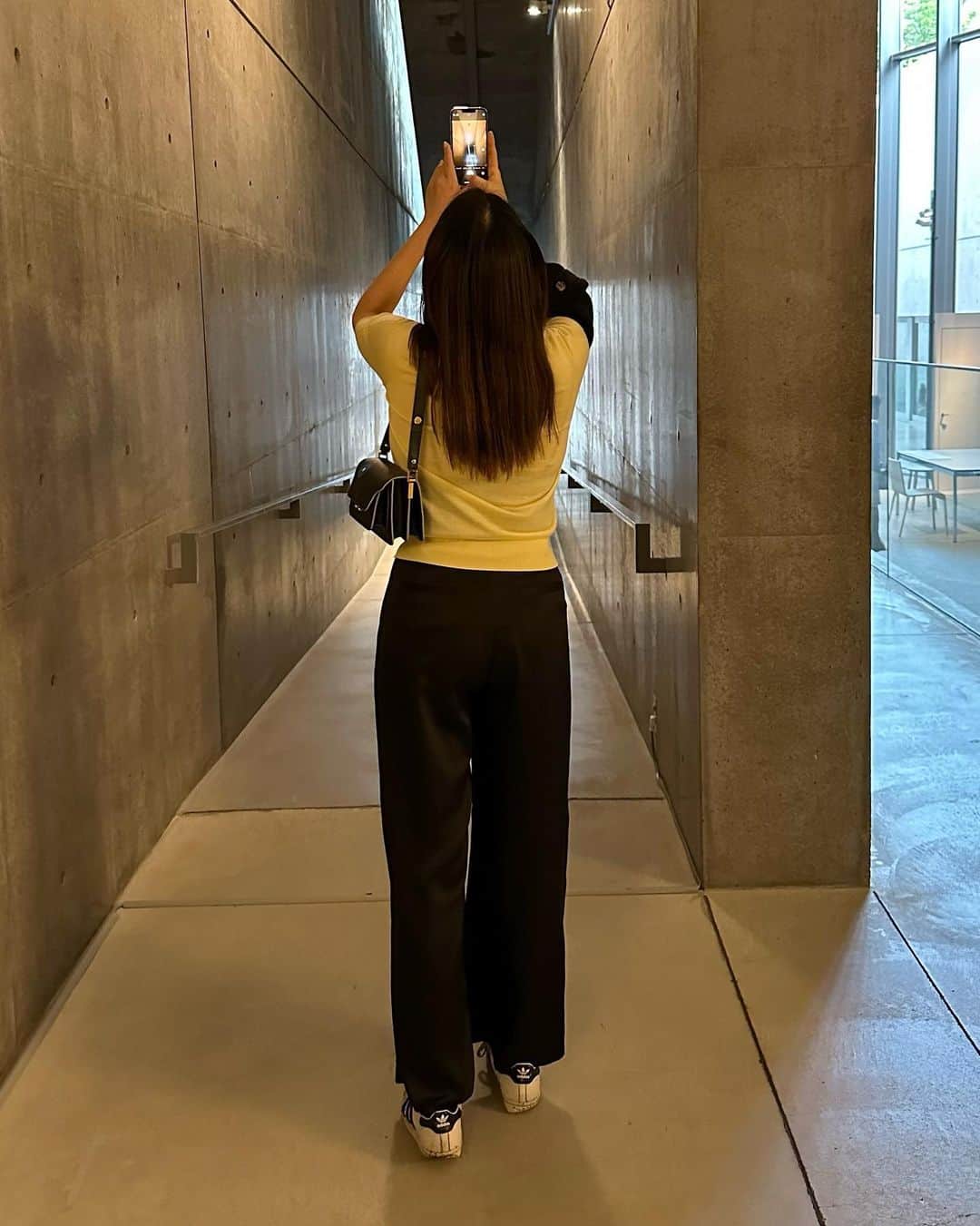 古屋美咲さんのインスタグラム写真 - (古屋美咲Instagram)「急に雨が降ったり、雹が降ったり 暑かったり寒かったり…不思議な天気だったけど 行った展示が面白かった🦓 (余韻から2つ持ってるガチャガチャ)  tops: #jilsander pants: #el_jeanasis shoes: #adidasshoes bag: #marni . . . . #jeanasis#ジーナシス#シンプルファッション#marnibag #superstar#スーパースター#カラーコーデ#スラックスパンツ#サテンパンツ#スニーカーコーデ#黄色コーデ#スラックスコーデ#大人ファッション#きれいめカジュアル#大人カジュアル#シンプルコーデ#167cmコーデ#30代コーデ#30代ファッション#休日コーデ#リアルバイ#パンツコーデ#綺麗めカジュアル」4月16日 21時53分 - furuyamisaki_