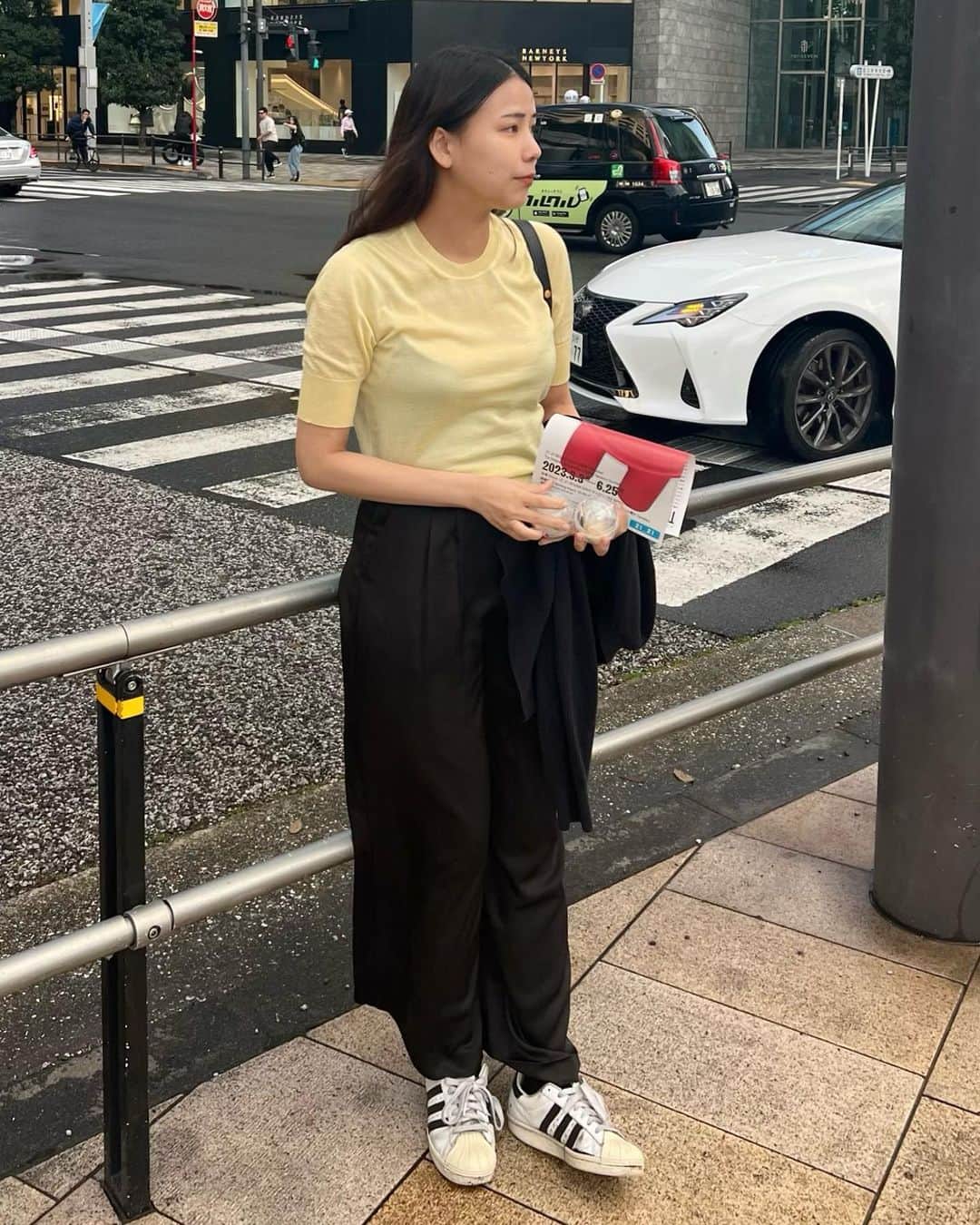 古屋美咲さんのインスタグラム写真 - (古屋美咲Instagram)「急に雨が降ったり、雹が降ったり 暑かったり寒かったり…不思議な天気だったけど 行った展示が面白かった🦓 (余韻から2つ持ってるガチャガチャ)  tops: #jilsander pants: #el_jeanasis shoes: #adidasshoes bag: #marni . . . . #jeanasis#ジーナシス#シンプルファッション#marnibag #superstar#スーパースター#カラーコーデ#スラックスパンツ#サテンパンツ#スニーカーコーデ#黄色コーデ#スラックスコーデ#大人ファッション#きれいめカジュアル#大人カジュアル#シンプルコーデ#167cmコーデ#30代コーデ#30代ファッション#休日コーデ#リアルバイ#パンツコーデ#綺麗めカジュアル」4月16日 21時53分 - furuyamisaki_