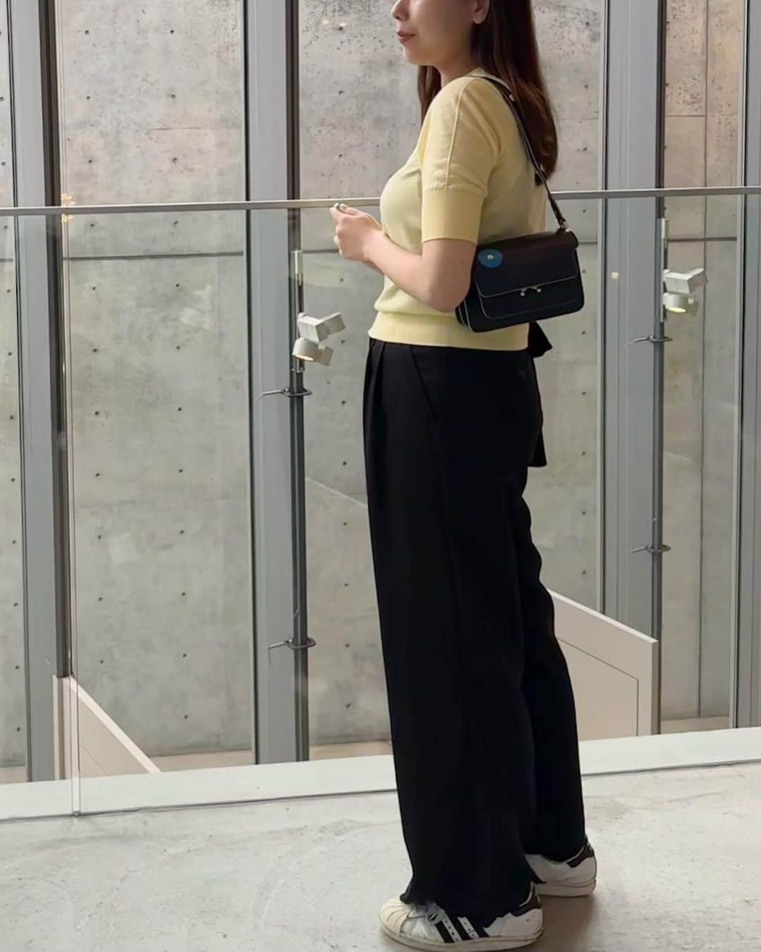 古屋美咲さんのインスタグラム写真 - (古屋美咲Instagram)「急に雨が降ったり、雹が降ったり 暑かったり寒かったり…不思議な天気だったけど 行った展示が面白かった🦓 (余韻から2つ持ってるガチャガチャ)  tops: #jilsander pants: #el_jeanasis shoes: #adidasshoes bag: #marni . . . . #jeanasis#ジーナシス#シンプルファッション#marnibag #superstar#スーパースター#カラーコーデ#スラックスパンツ#サテンパンツ#スニーカーコーデ#黄色コーデ#スラックスコーデ#大人ファッション#きれいめカジュアル#大人カジュアル#シンプルコーデ#167cmコーデ#30代コーデ#30代ファッション#休日コーデ#リアルバイ#パンツコーデ#綺麗めカジュアル」4月16日 21時53分 - furuyamisaki_