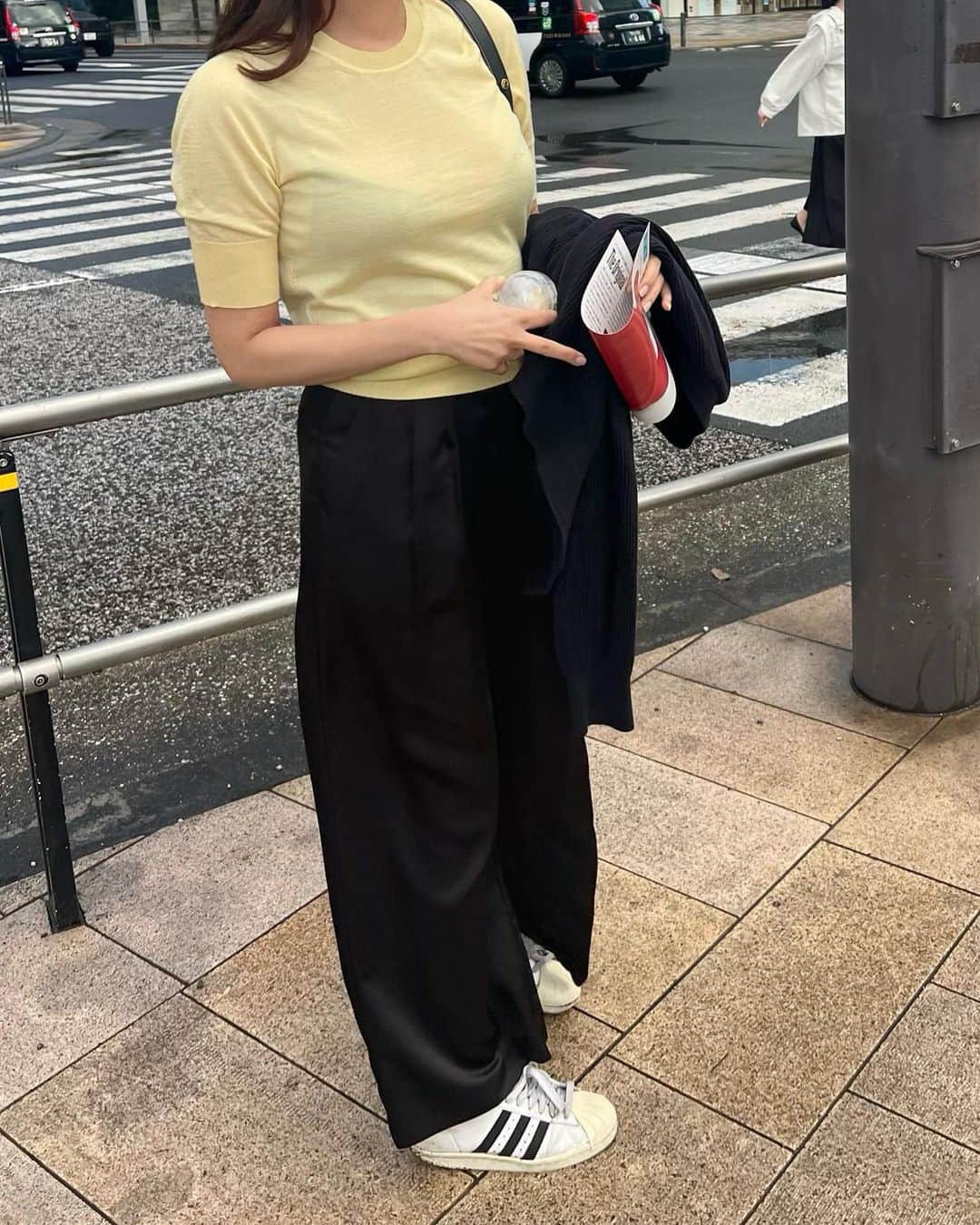 古屋美咲さんのインスタグラム写真 - (古屋美咲Instagram)「急に雨が降ったり、雹が降ったり 暑かったり寒かったり…不思議な天気だったけど 行った展示が面白かった🦓 (余韻から2つ持ってるガチャガチャ)  tops: #jilsander pants: #el_jeanasis shoes: #adidasshoes bag: #marni . . . . #jeanasis#ジーナシス#シンプルファッション#marnibag #superstar#スーパースター#カラーコーデ#スラックスパンツ#サテンパンツ#スニーカーコーデ#黄色コーデ#スラックスコーデ#大人ファッション#きれいめカジュアル#大人カジュアル#シンプルコーデ#167cmコーデ#30代コーデ#30代ファッション#休日コーデ#リアルバイ#パンツコーデ#綺麗めカジュアル」4月16日 21時53分 - furuyamisaki_