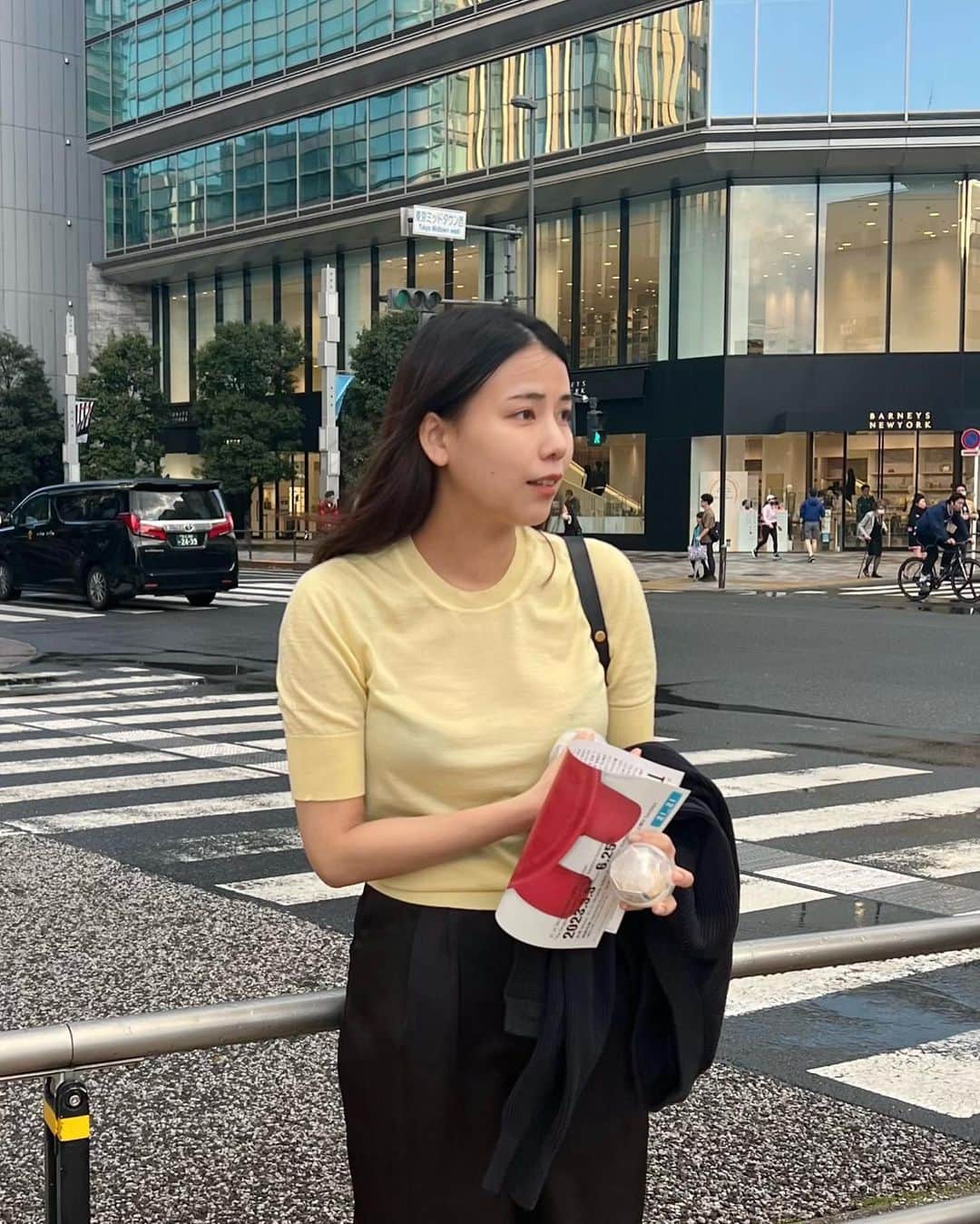 古屋美咲さんのインスタグラム写真 - (古屋美咲Instagram)「急に雨が降ったり、雹が降ったり 暑かったり寒かったり…不思議な天気だったけど 行った展示が面白かった🦓 (余韻から2つ持ってるガチャガチャ)  tops: #jilsander pants: #el_jeanasis shoes: #adidasshoes bag: #marni . . . . #jeanasis#ジーナシス#シンプルファッション#marnibag #superstar#スーパースター#カラーコーデ#スラックスパンツ#サテンパンツ#スニーカーコーデ#黄色コーデ#スラックスコーデ#大人ファッション#きれいめカジュアル#大人カジュアル#シンプルコーデ#167cmコーデ#30代コーデ#30代ファッション#休日コーデ#リアルバイ#パンツコーデ#綺麗めカジュアル」4月16日 21時53分 - furuyamisaki_