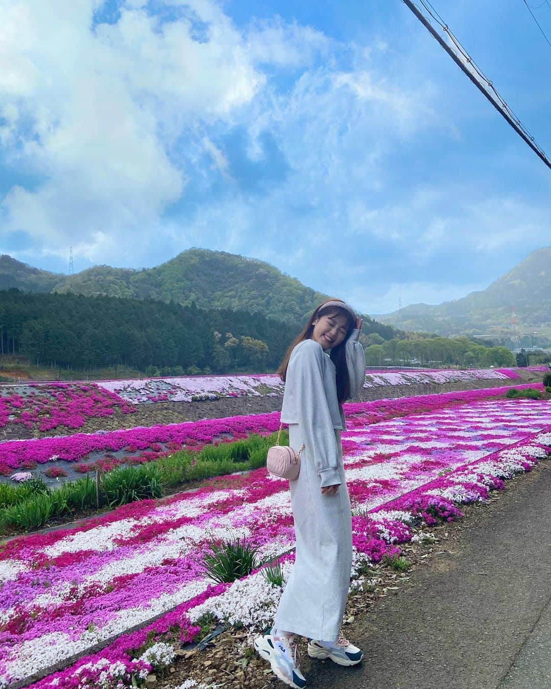 中村真凜さんのインスタグラム写真 - (中村真凜Instagram)「芝桜🌸 ・ @n_with_official の新作ワンピ届いて着た~❕ 可愛すぎるっっ🥹💞 @grl_official のFILAのスニーカーと合わせて カジュアルガーリーに着こなすの可愛いっ🌱 ・ #nwith #grl #エヌウィズ #グレイル #カジュアルガーリー #芝桜 #ootd」4月16日 21時54分 - marimero1121