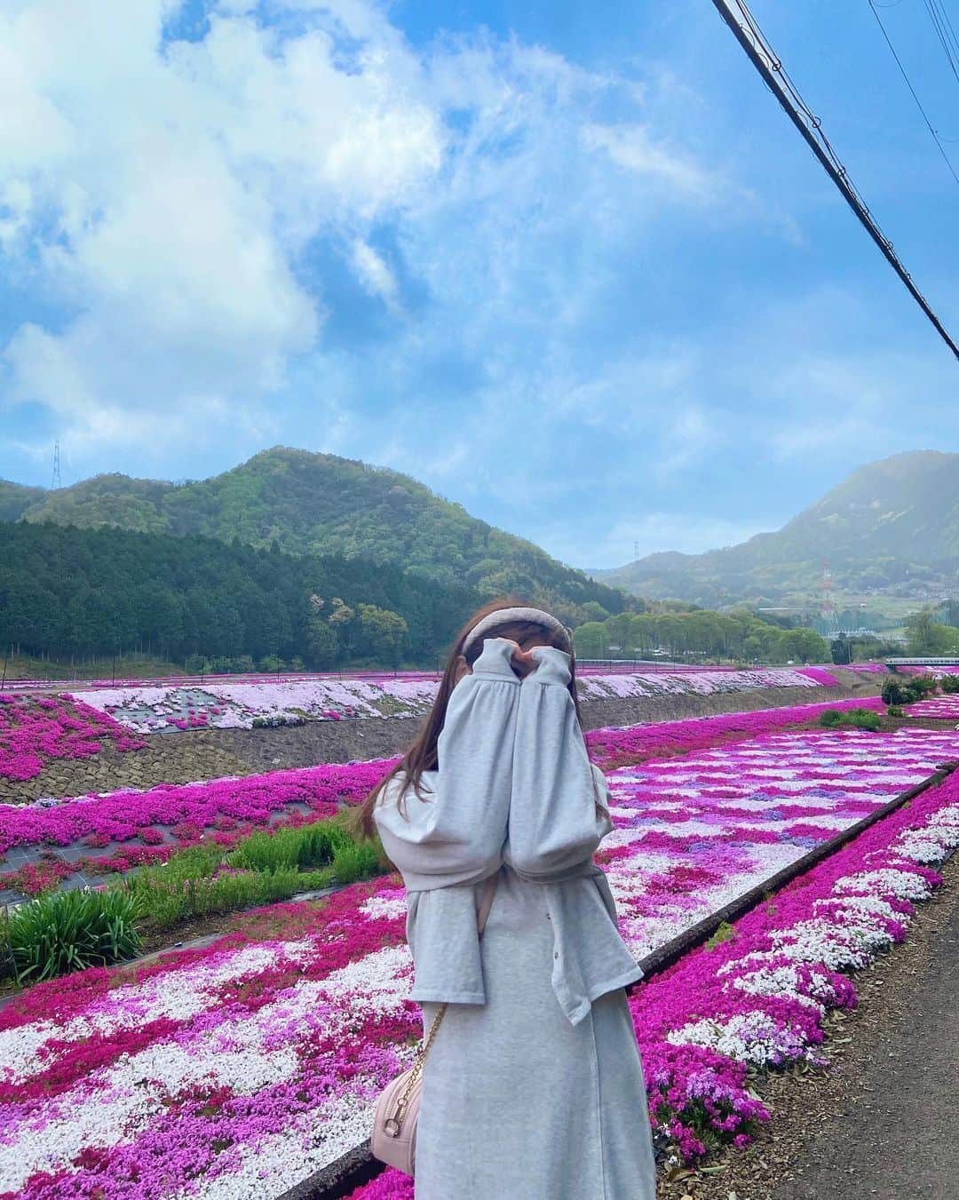 中村真凜さんのインスタグラム写真 - (中村真凜Instagram)「芝桜🌸 ・ @n_with_official の新作ワンピ届いて着た~❕ 可愛すぎるっっ🥹💞 @grl_official のFILAのスニーカーと合わせて カジュアルガーリーに着こなすの可愛いっ🌱 ・ #nwith #grl #エヌウィズ #グレイル #カジュアルガーリー #芝桜 #ootd」4月16日 21時54分 - marimero1121