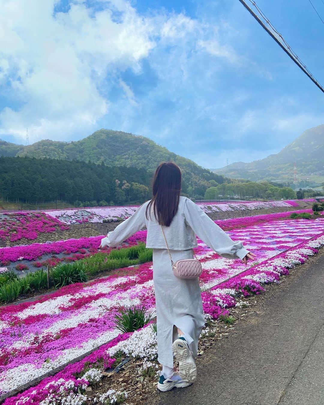 中村真凜さんのインスタグラム写真 - (中村真凜Instagram)「芝桜🌸 ・ @n_with_official の新作ワンピ届いて着た~❕ 可愛すぎるっっ🥹💞 @grl_official のFILAのスニーカーと合わせて カジュアルガーリーに着こなすの可愛いっ🌱 ・ #nwith #grl #エヌウィズ #グレイル #カジュアルガーリー #芝桜 #ootd」4月16日 21時54分 - marimero1121