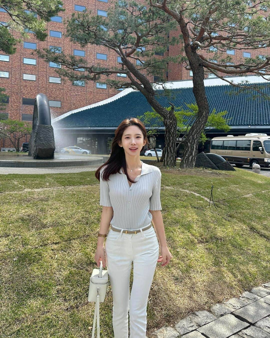 キム・ミニさんのインスタグラム写真 (キム・ミニInstagram)「여름 내내 지겹게 입을 거지만 예쁘니까 한번 더 🤍🤍 다음주에